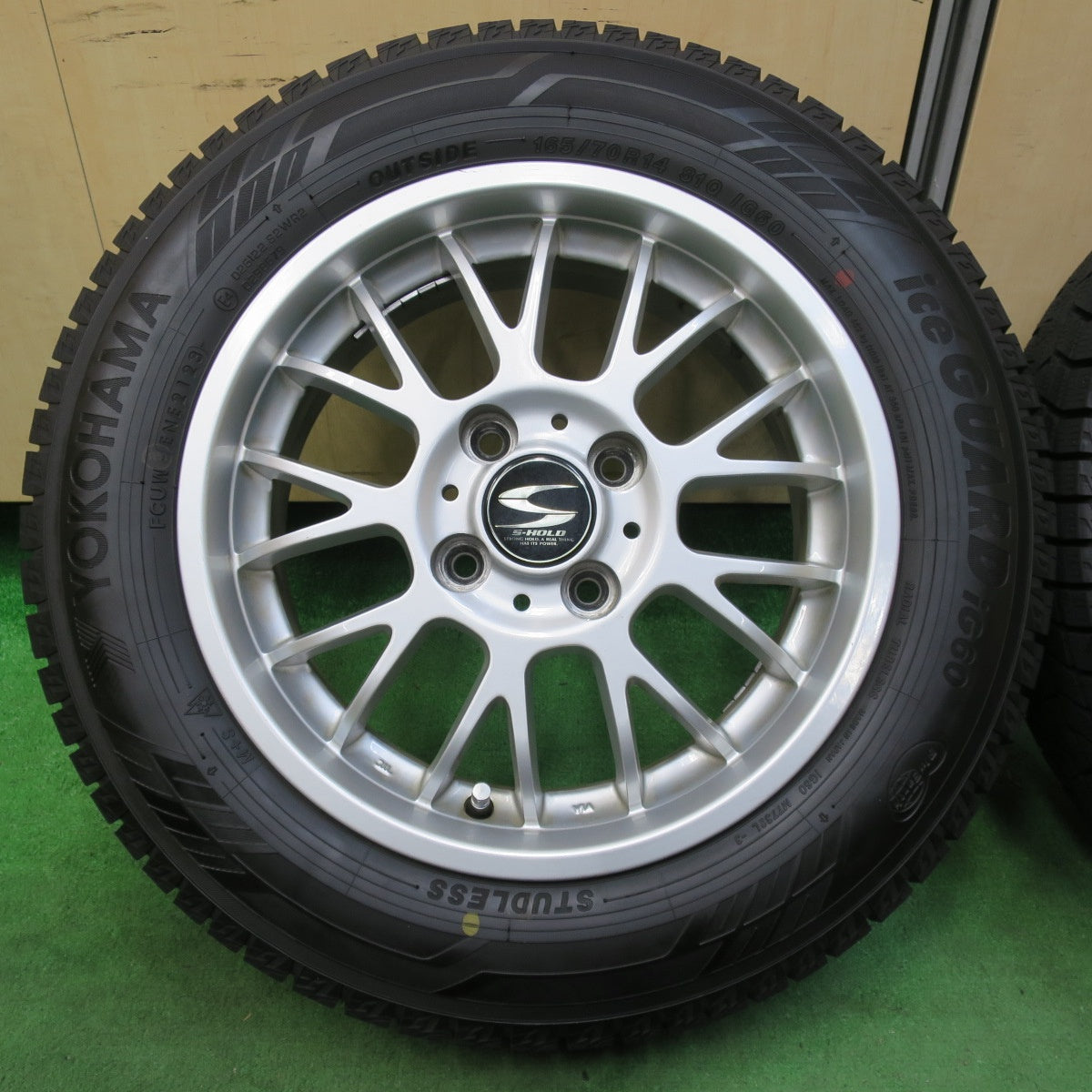 [送料無料] バリ溝！23年！ほぼ10分★スタッドレス 165/70R14 ヨコハマ アイスガード iG60 S-HOLD 14インチ PCD100/4H★4112207イス