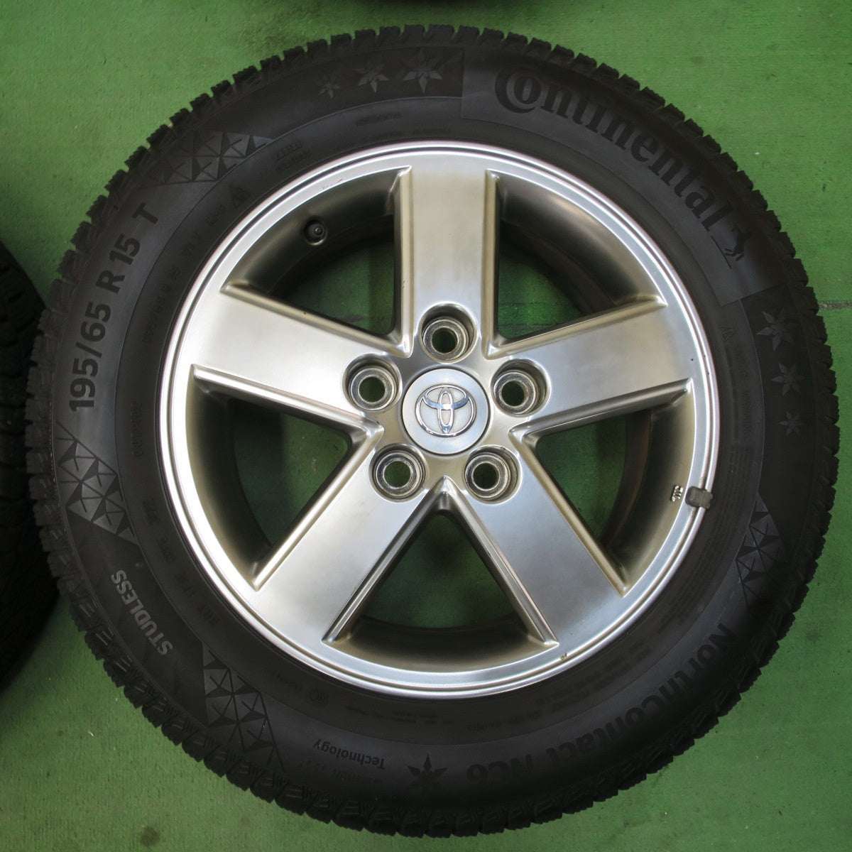 [送料無料] バリ溝！22年！9.5分以上★トヨタ 60系 ノア ヴォクシー 純正 195/65R15 スタッドレス コンチネンタル ノースコンタクト NC6 15インチ PCD114.3/5H★5040704イス