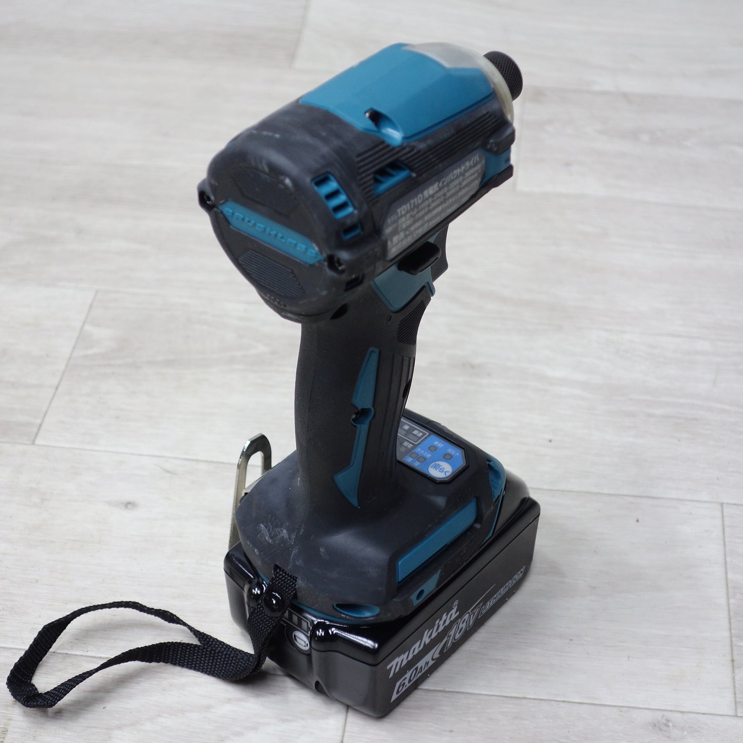 [送料無料] キレイ!バッテリー2個◆マキタ 充電式 インパクト ドライバ 18V TD171D 充電器 ケース付き 電動 工具◆