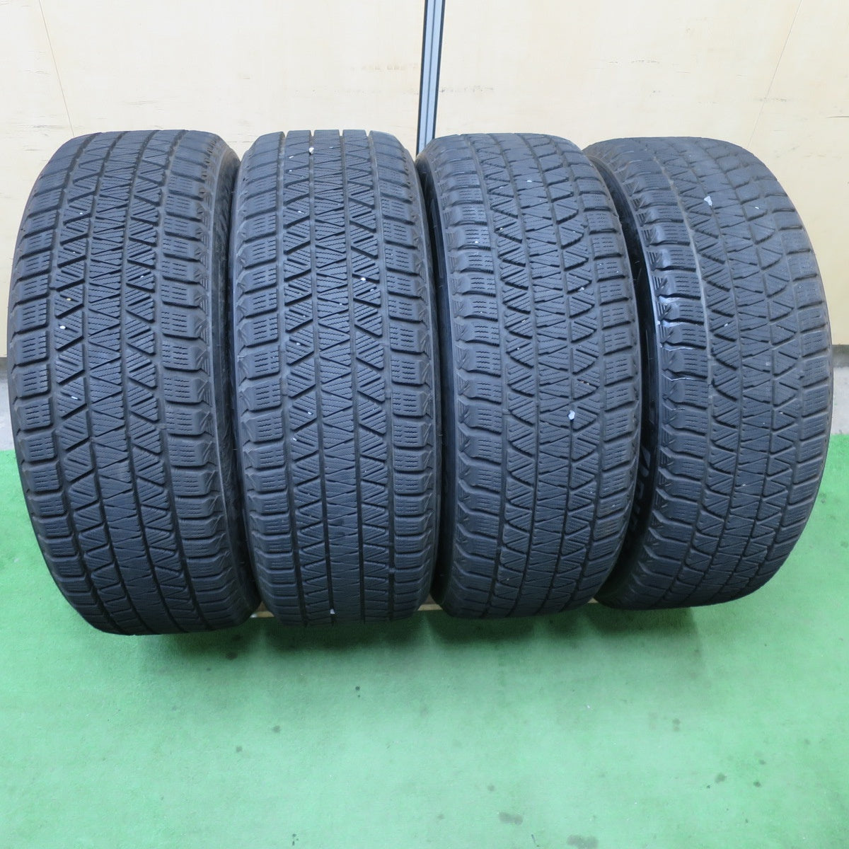 バリ溝！キレイ！8.5分★スタッドレス 235/55R20 ブリヂストン ブリザック DM-V3 Lefinada レフィナーダ 20インチ PCD114.3/5H★5051704TTス