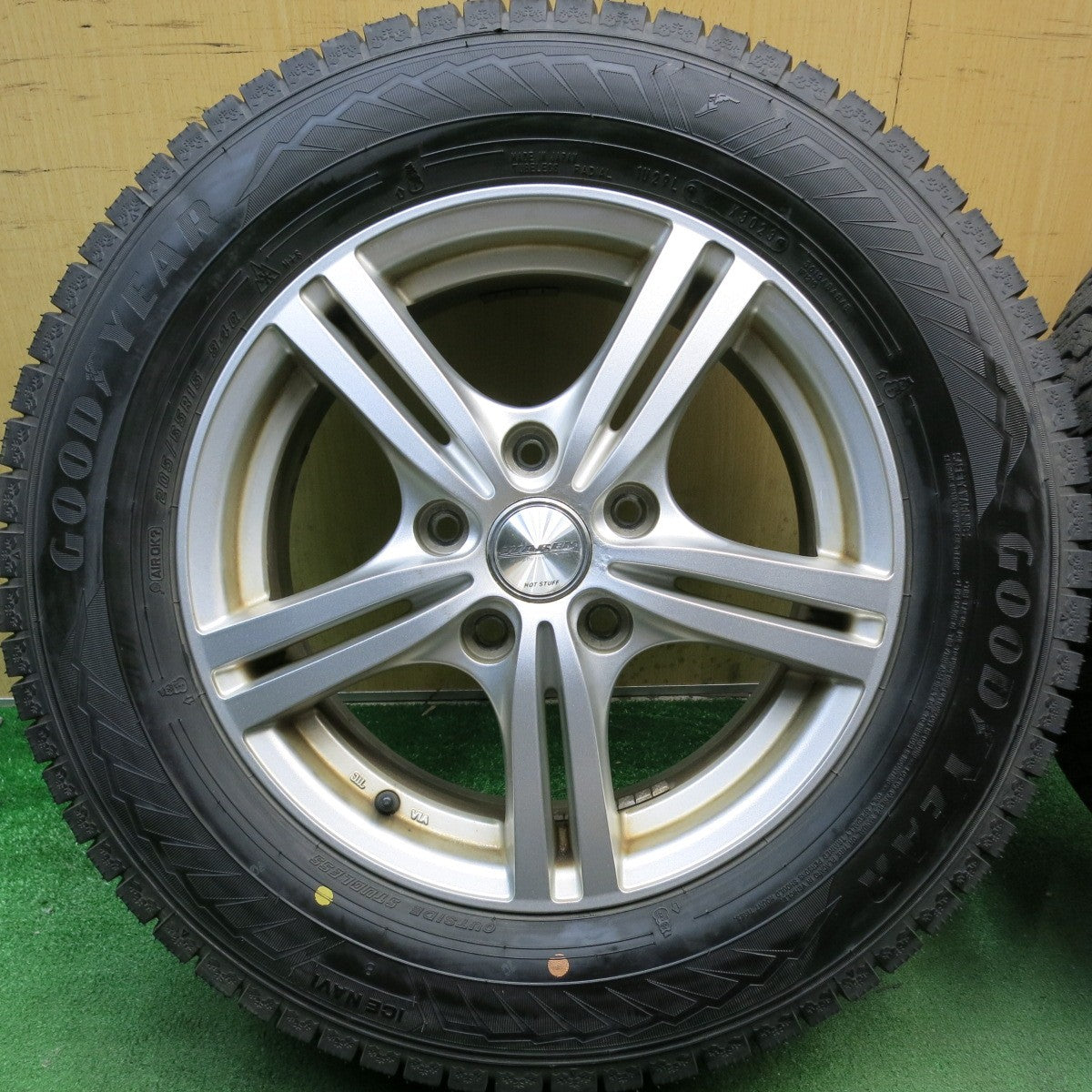 バリ溝！23年！9.5分以上◎スタッドレス 205/65R15 グッドイヤー アイスナビ8 WAREN ヴァーレン 15インチ PCD114.3/5H◎6081315HAス