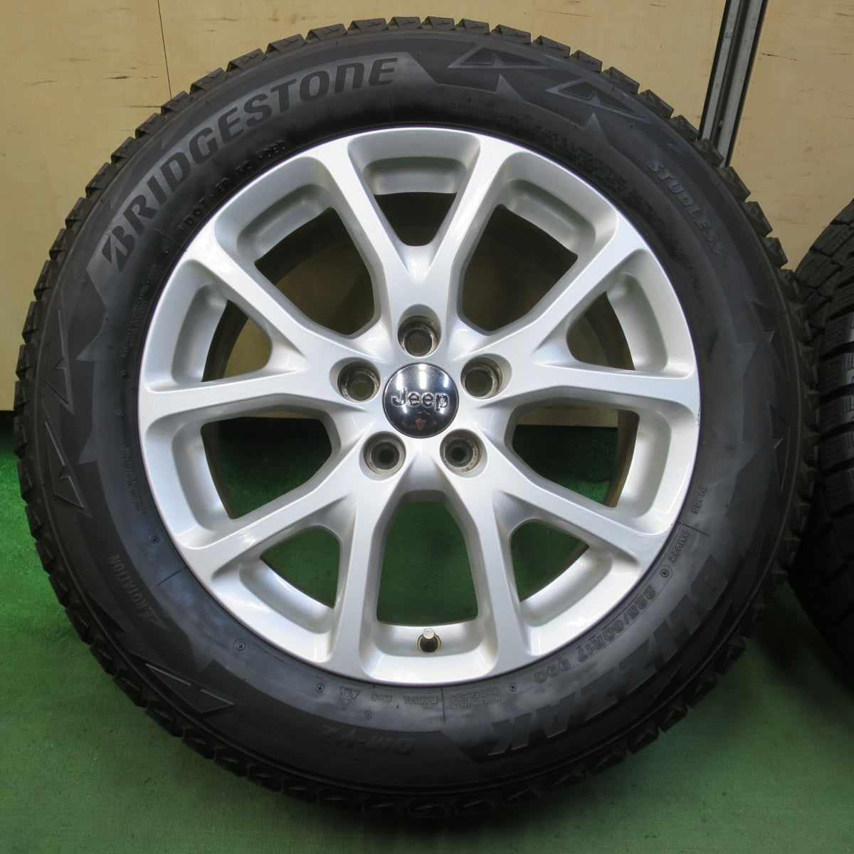 バリ溝！キレイ！8.5分★JEEP ジープ KL チェロキー 純正 225/60R17 スタッドレス ブリヂストン ブリザック DM-V2 17インチ PCD110/5H★5110707イス