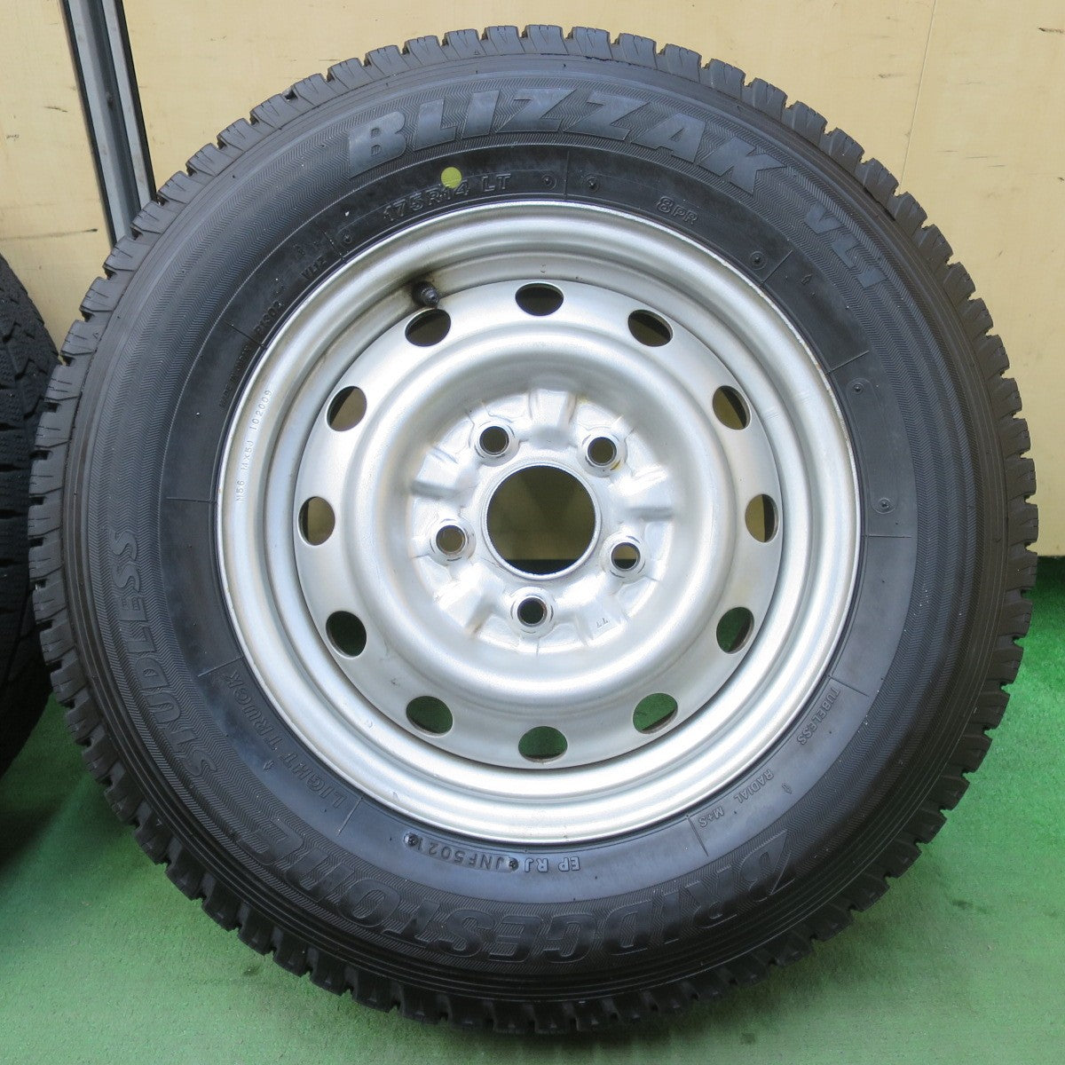 バリ溝！21年！9.5分★スタッドレス 175R14 8PR ブリヂストン ブリザック VL1 スチール ホイール 14インチ PCD114.3/5H★5112108イス
