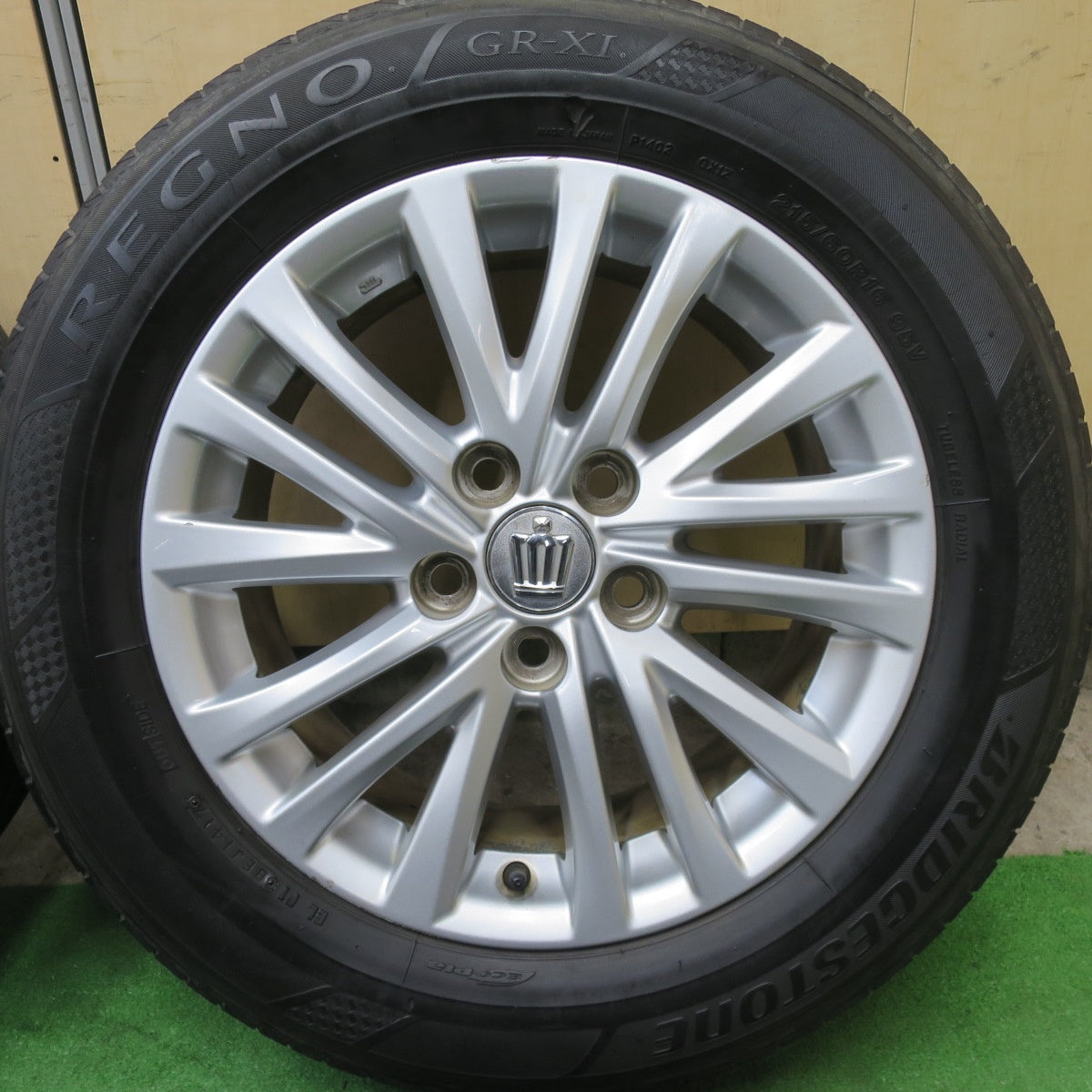 4本価格★トヨタ 210系 クラウン ロイヤル サルーン 純正 215/60R16 ブリヂストン レグノ GR-XI 16インチ PCD114.3/5H★5052803TTノ