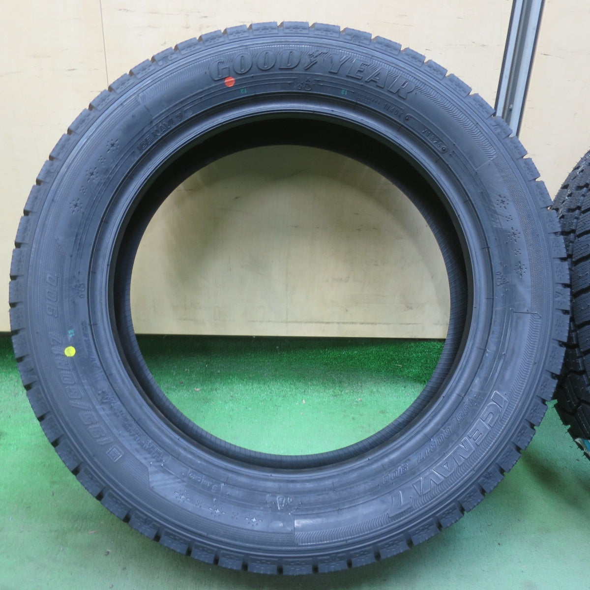 未使用！25年★スタッドレス 195/60R17 グッドイヤー アイスナビ7 タイヤ 17インチ ライズ ロッキー 60系 プリウス 等★6071913イスタ
