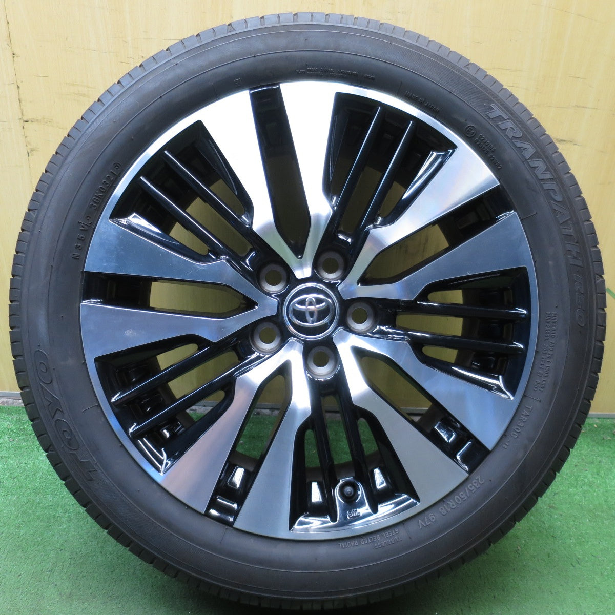 *送料無料* バリ溝！21年！キレイ！8.5分★トヨタ 30系 アルファード ヴェルファイア 純正 235/50R18 トーヨー トランパス R30 PCD114.3/5H★4060801クノ