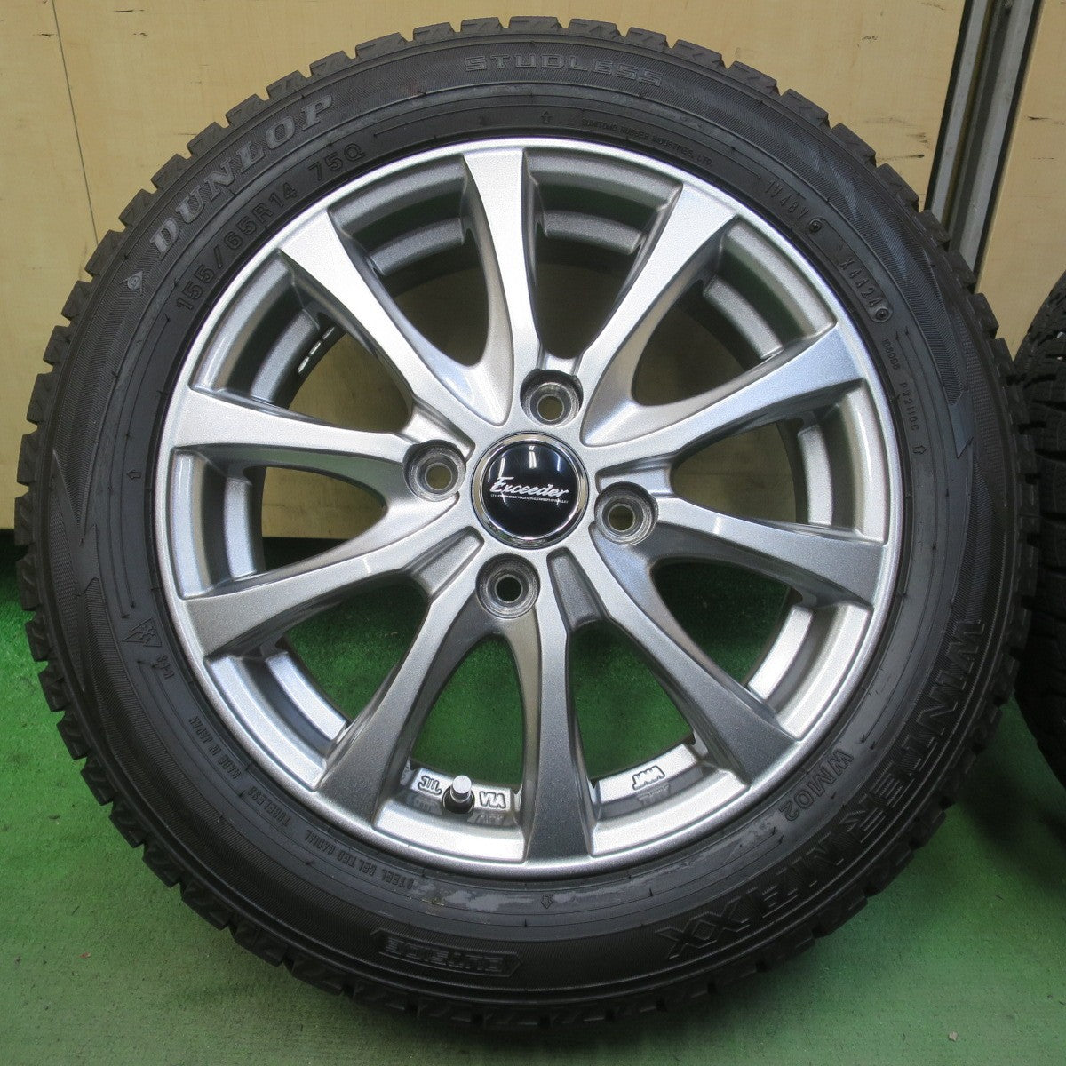 バリ溝！24年！キレイ！9.5分以上◎スタッドレス 155/65R14 ダンロップ ウインターマックス WM02 Exceeder エクシーダー 14インチ PCD100/4H◎6091910イス