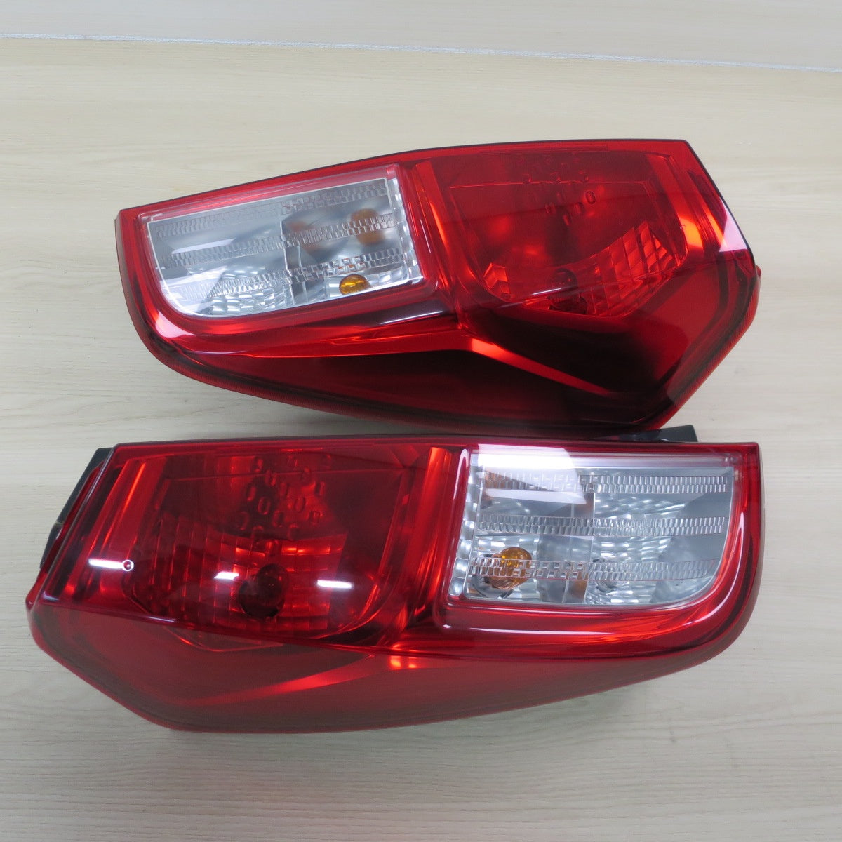 左右セット！キレイ♪三菱 eKスペース B11A 1146-398L テールランプ テールライト テールレンズ 型式 不明 カー パーツ♪ [送料無料]