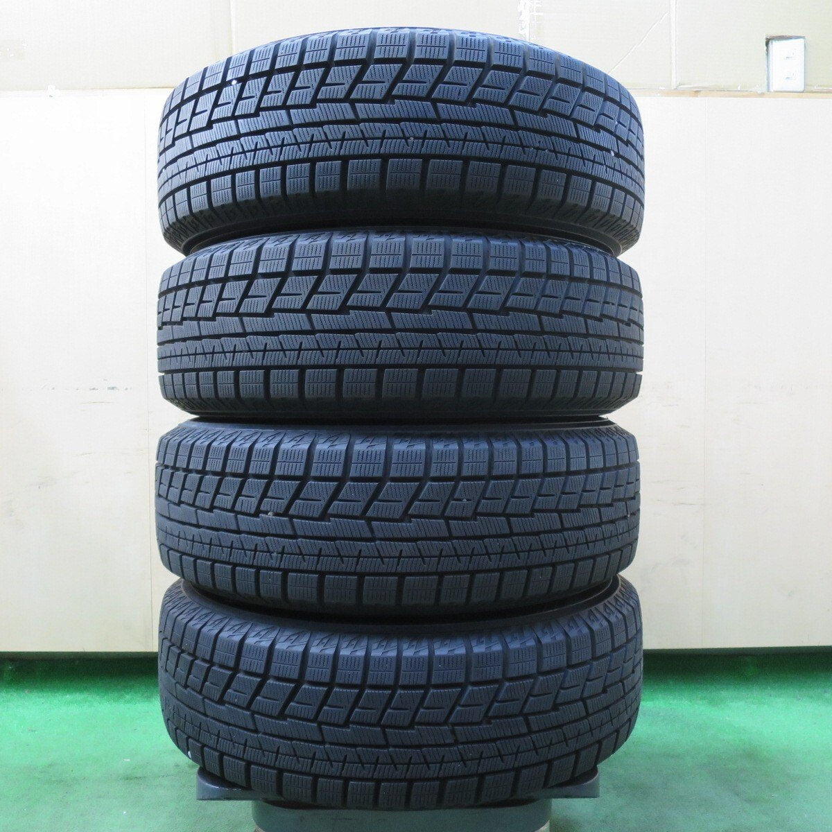 バリ溝！キレイ！9.5分以上★スタッドレス 195/65R15 ヨコハマ アイスガード iG60 GRASS グラス 15インチ PCD114.3/5H★4120704イス