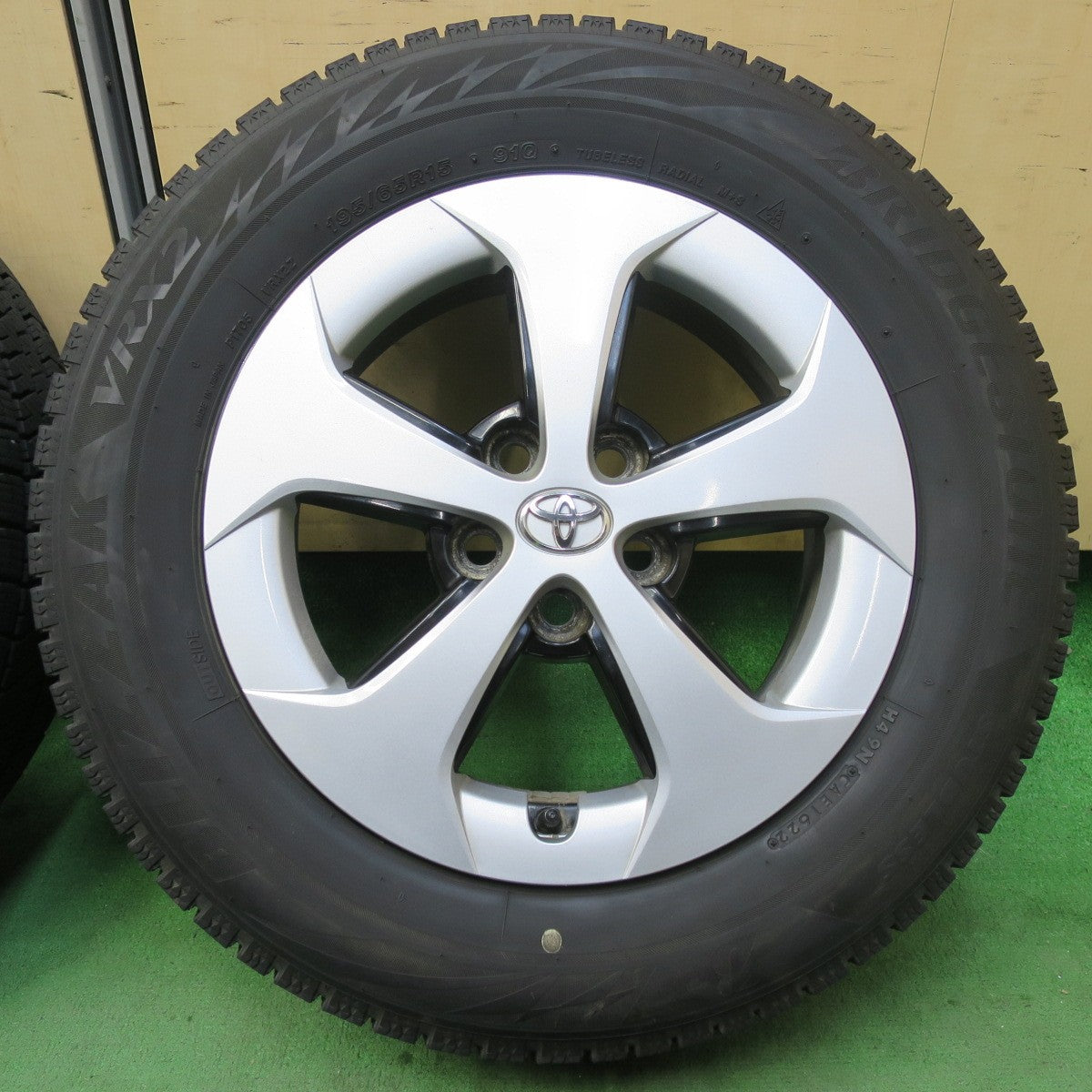 バリ溝！22年！9分★トヨタ 30系 プリウス 純正 195/65R15 スタッドレス ブリヂストン ブリザック VRX2 15インチ PCD100/5H★5040905イス
