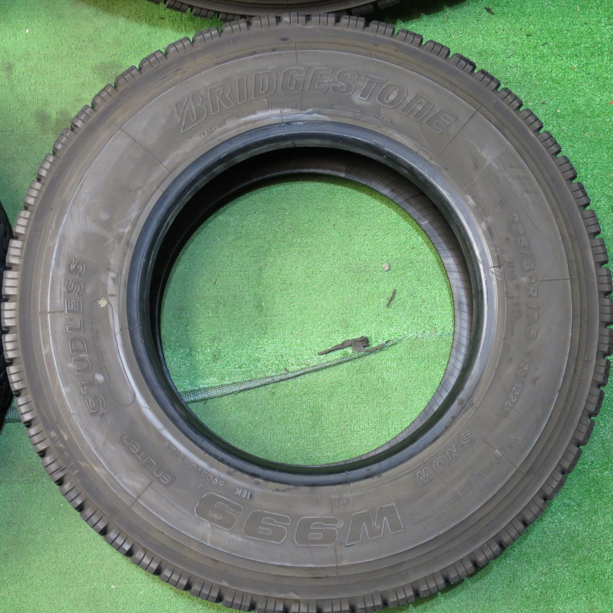 *送料無料* バリ溝！23年！9.5分★トラック タイヤ 225/80R17.5 123/122L スタッドレス ブリヂストン W999 17.5インチ★4032601クスタ