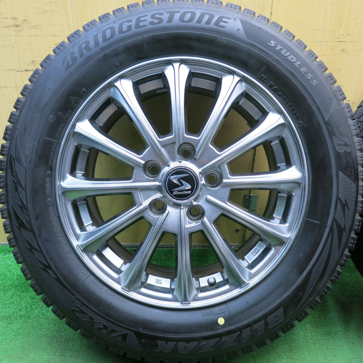 バリ溝！21年！キレイ！9分★スタッドレス 205/65R16 ブリヂストン ブリザック VRX2 Strategy ストラテジー 16インチ PCD114.3/5H★5062201HAス