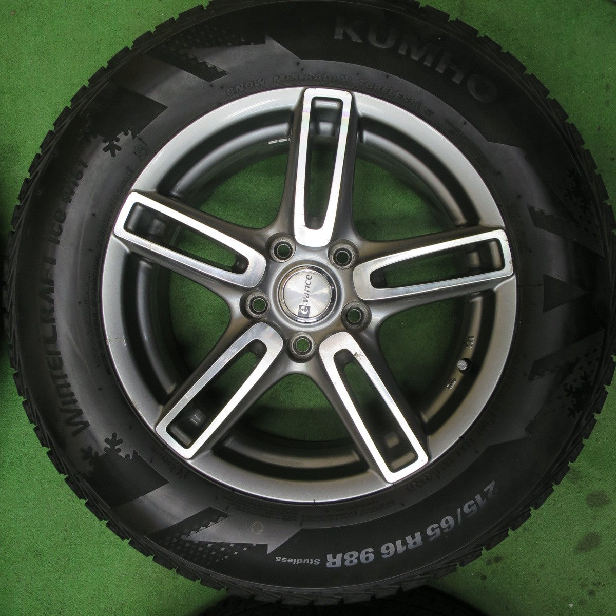 バリ溝！21年！9.5分★スタッドレス 215/65R16 クムホ ウインター クラフト アイス Wi61 e:vance エヴァンス 16インチ PCD114.3/5H★5052002TTス