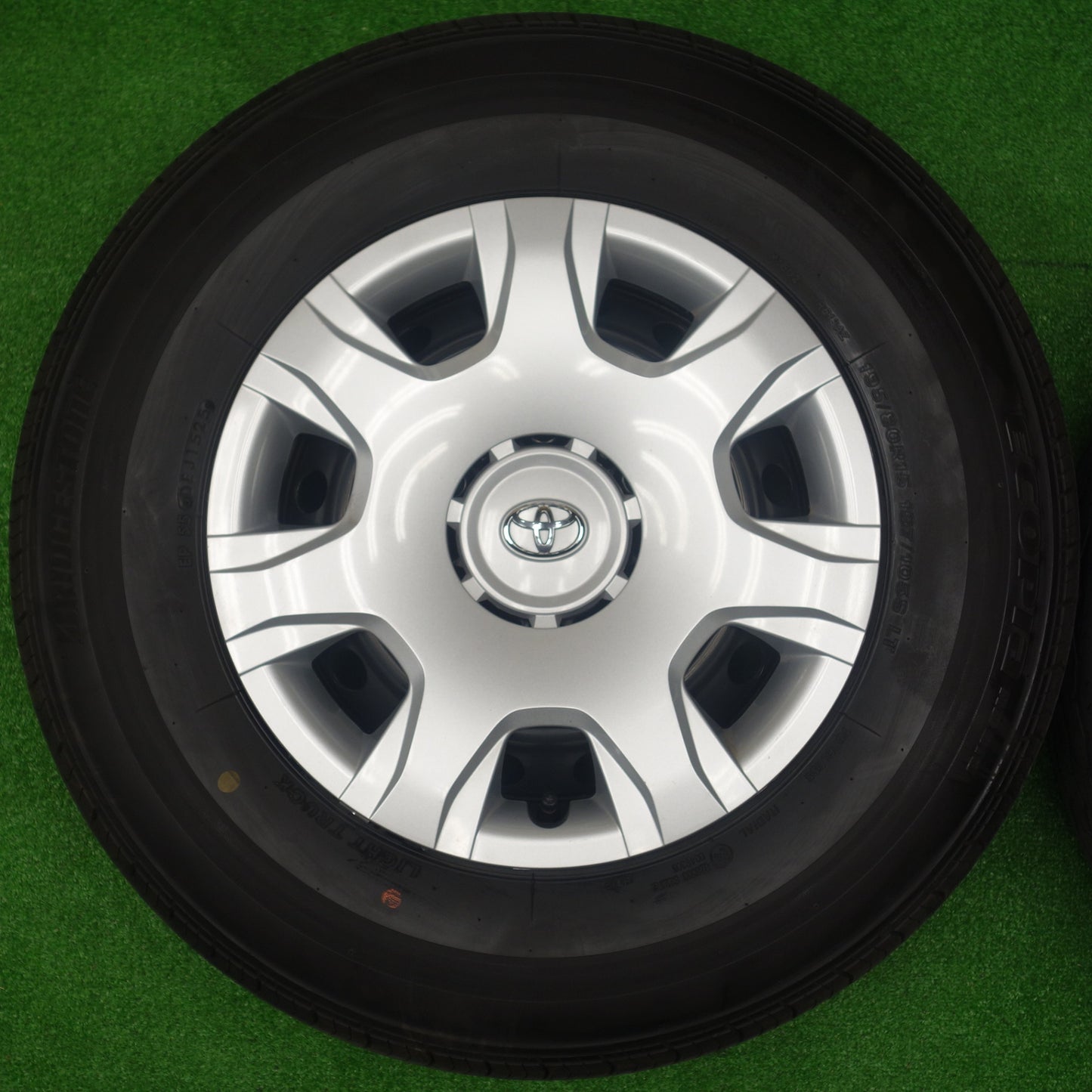 バリ溝！25年！キレイ！9.5分以上★トヨタ 200系 ハイエース 純正 スチール 195/80R15 107/105S ブリヂストン エコピア RD613 15インチ PCD139.7/6H★5122505KTノ