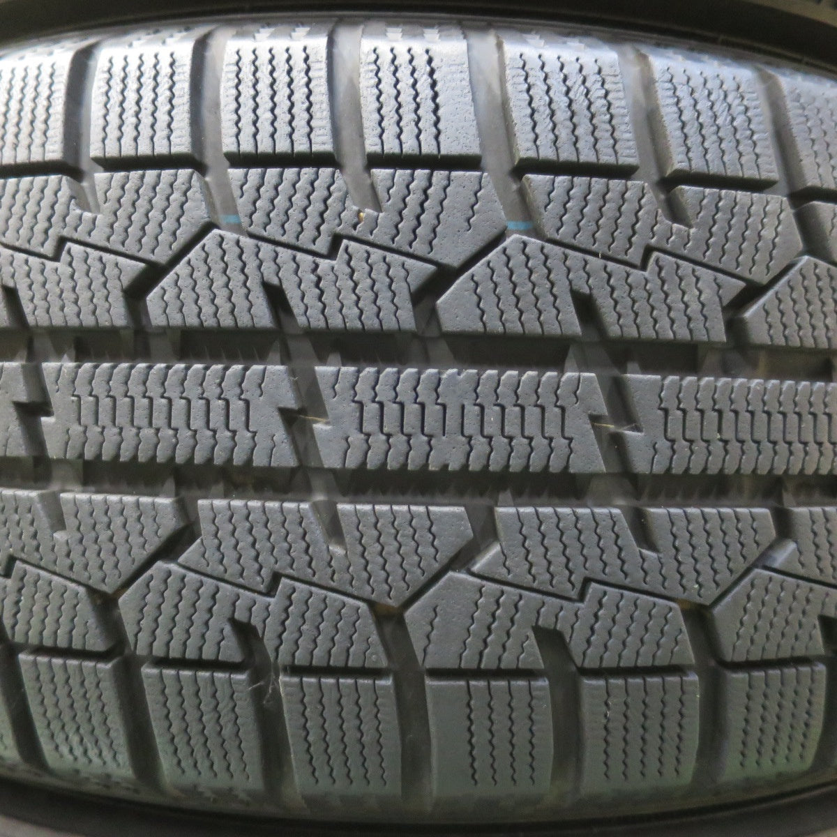 バリ溝！キレイ！9.5分以上★スタッドレス 205/60R16 トーヨー オブザーブ ガリット GIZ ravrion RM01 ラブリオン 16インチ PCD114.3/5H★6011613イス