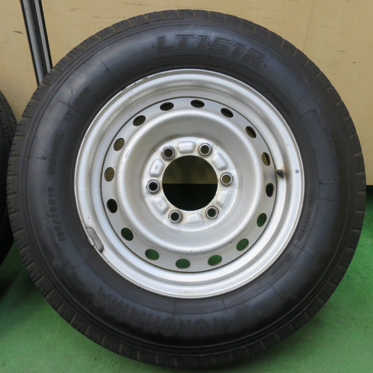 [送料無料] バリ溝！22年！キレイ！9分★トラック バン 等 195/75R15 109/107L 12PR ヨコハマ LT151R スチール ホイール 15インチ PCD139.7/6H★5011807イノ