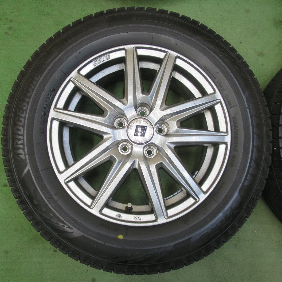 バリ溝！23年！キレイ！9.5分以上★プリウス 等 195/65R15 スタッドレス ブリヂストン ブリザック VRX3 SEIN SS ザイン 15インチ PCD100/5H★6033107イス