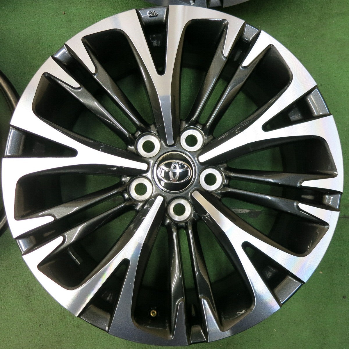 [送料無料] 新車外し★トヨタ ヤリスクロス Zグレード 純正 ホイール 18インチ 18×7J PCD114.3/5H★4112701SYホ