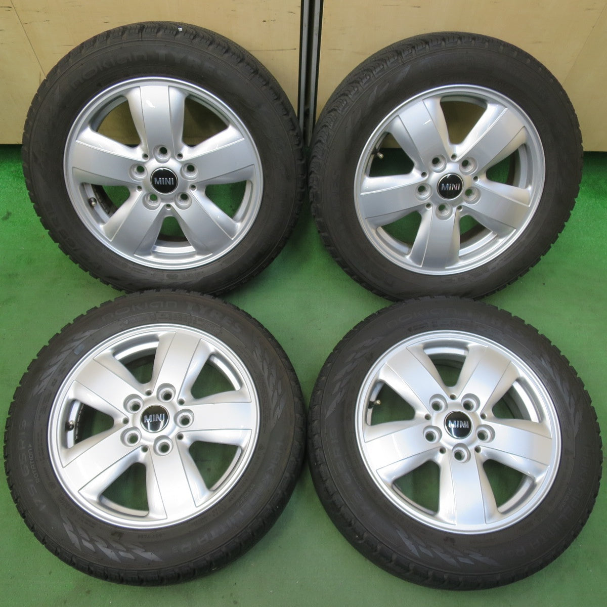 バリ溝！キレイ！9分★MINI ミニ クーパー F55 F56 純正 175/65R15 スタッドレス ノキアン タイヤ ハッカペリッタ R3 15インチ PCD112/5H★5102010イス
