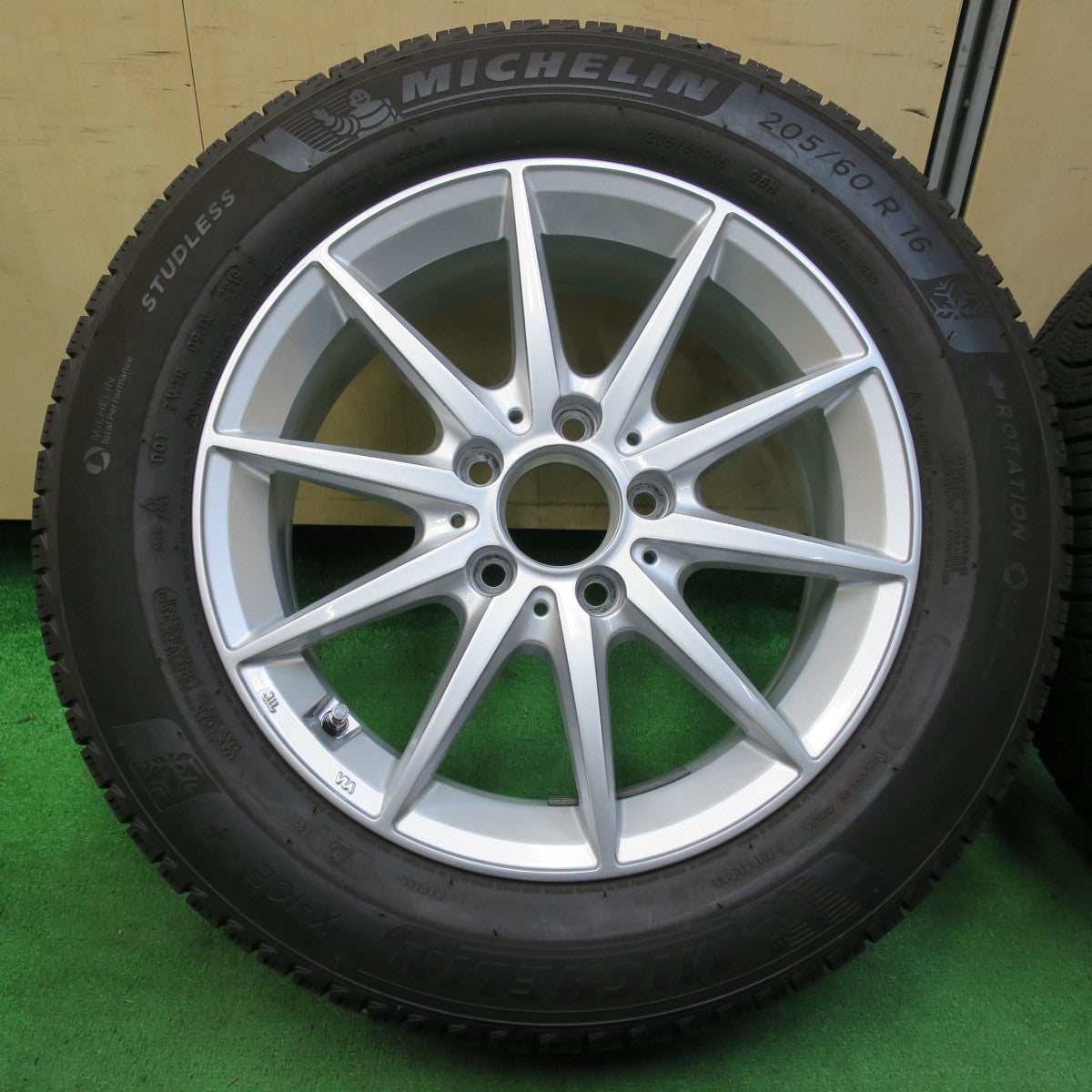 *送料無料* バリ溝！キレイ！ほぼ10分★ベンツ 等 205/60R16 スタッドレス ミシュラン X-ICE3+ 社外 アルミ 16インチ PCD112/5H★4072005イス