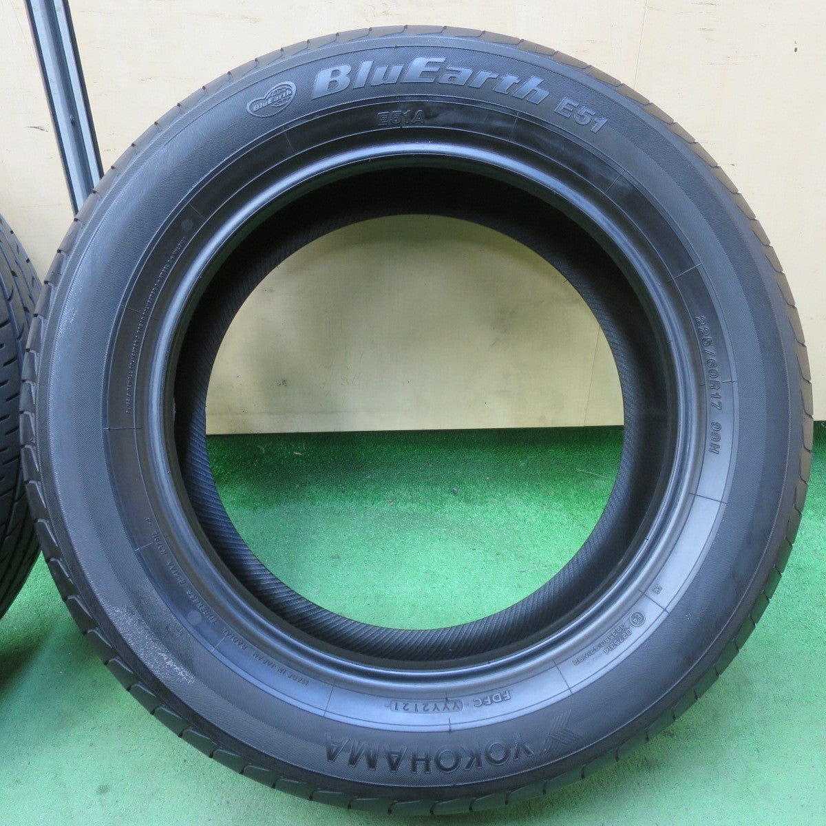 バリ溝！21年！9.5分以上★225/60R17 ヨコハマ ブルーアース E51 E51A タイヤ 17インチ アルファード ヴェルファイア 等★5061004イノタ