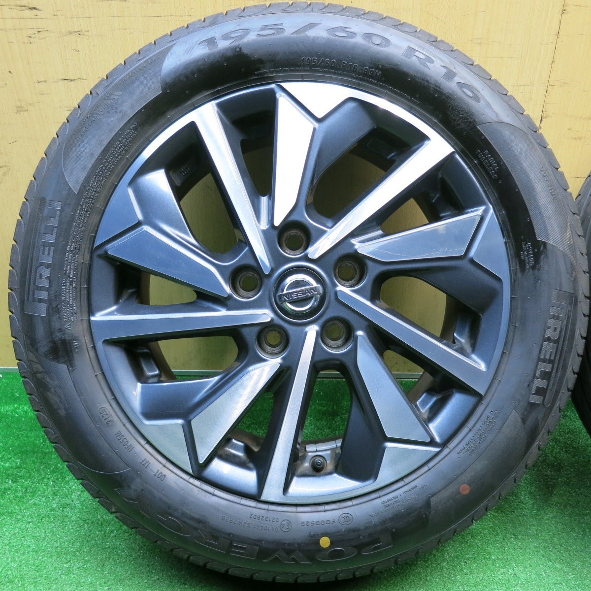 バリ溝！25年！9.5分★日産 C27 セレナ 後期 ハイウェイスター 純正 195/60R16 ピレリ POWERGY パワジー 16インチ PCD114.3/5H★6010504AKノ