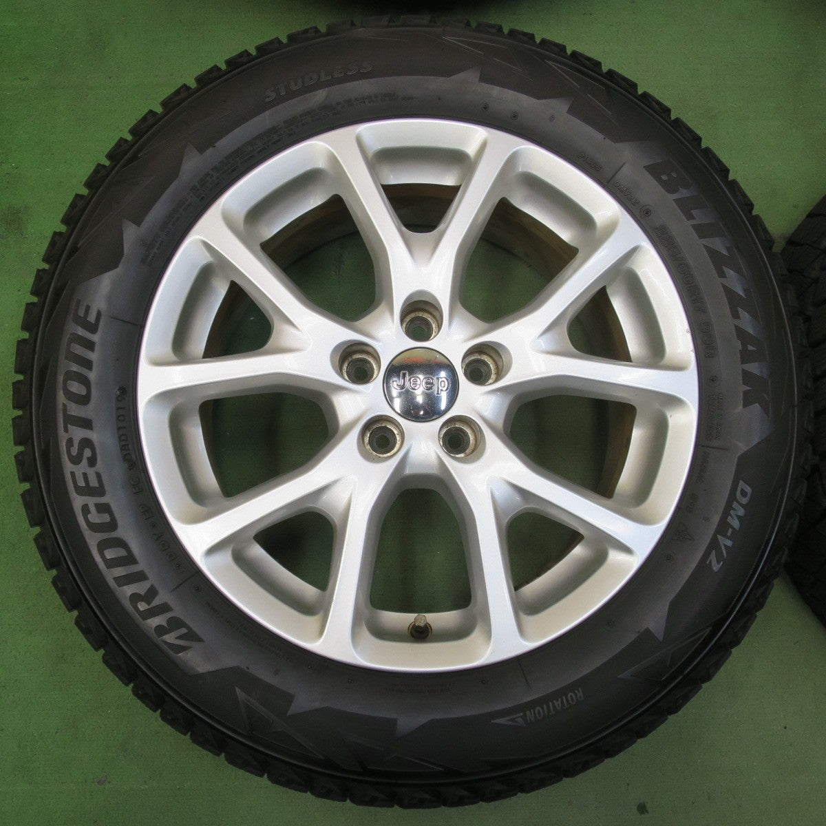バリ溝！キレイ！8.5分★JEEP ジープ KL チェロキー 純正 225/60R17 スタッドレス ブリヂストン ブリザック DM-V2 17インチ PCD110/5H★5110707イス