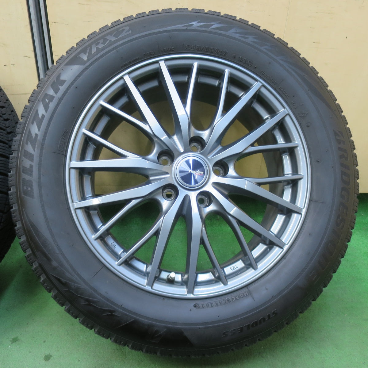 バリ溝！22年！キレイ！9.5分★スタッドレス 225/60R17 ブリヂストン ブリザック VRX2 ravrion RM01 ラブリオン 17インチ PCD114.3/5H★5122401イス