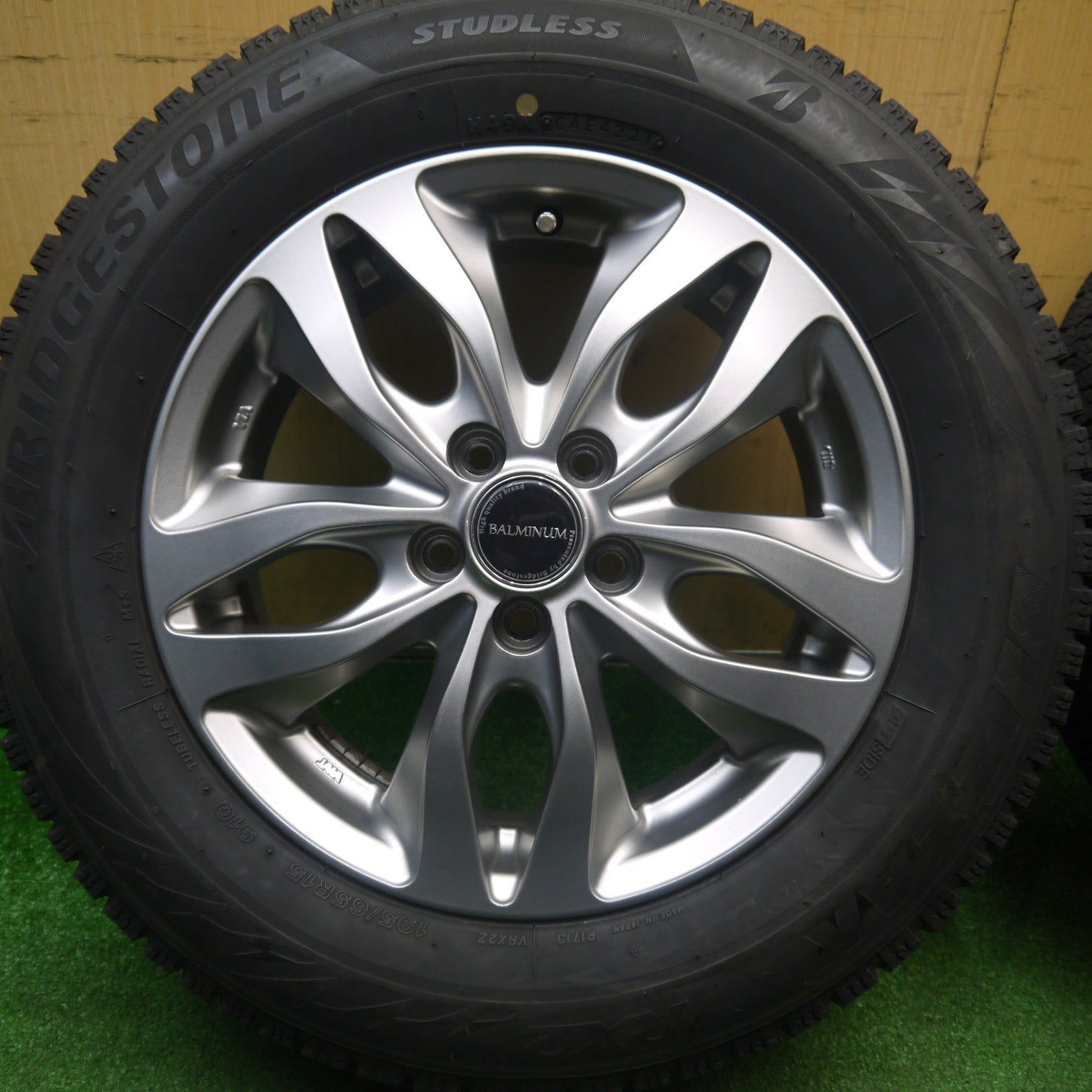 バリ溝！キレイ！8.5分★プリウス 等 195/65R15 スタッドレス ブリヂストン ブリザック VRX2 BALMINUM DS-M バルミナ 15インチ PCD100/5H★6011301Hス