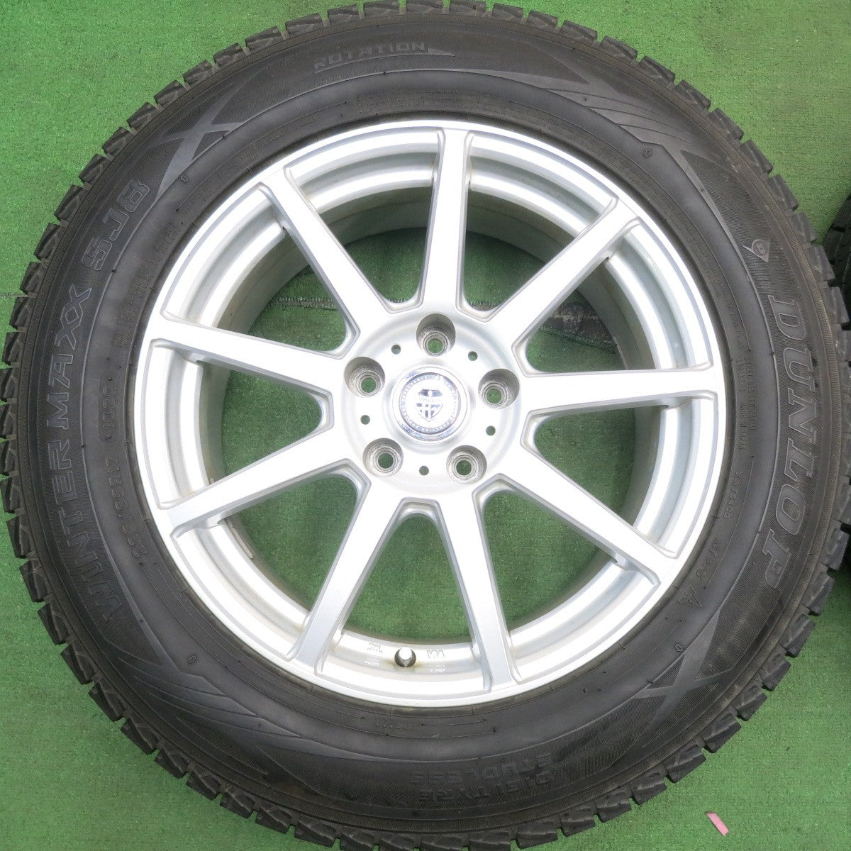 バリ溝！9.5分以上★スタッドレス 225/65R17 ダンロップ ウインターマックス SJ8 VOLGA ヴォルガ 17インチ PCD114.3/5H★5052308HAス
