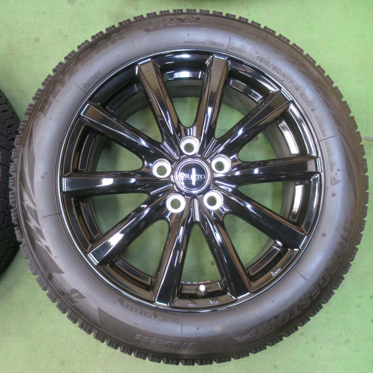 バリ溝！23年！キレイ！ほぼ10分★スタッドレス 195/60R17 ブリヂストン ブリザック VRX2 DILETTO ディレット 17インチ PCD114.3/5H★6022502イス