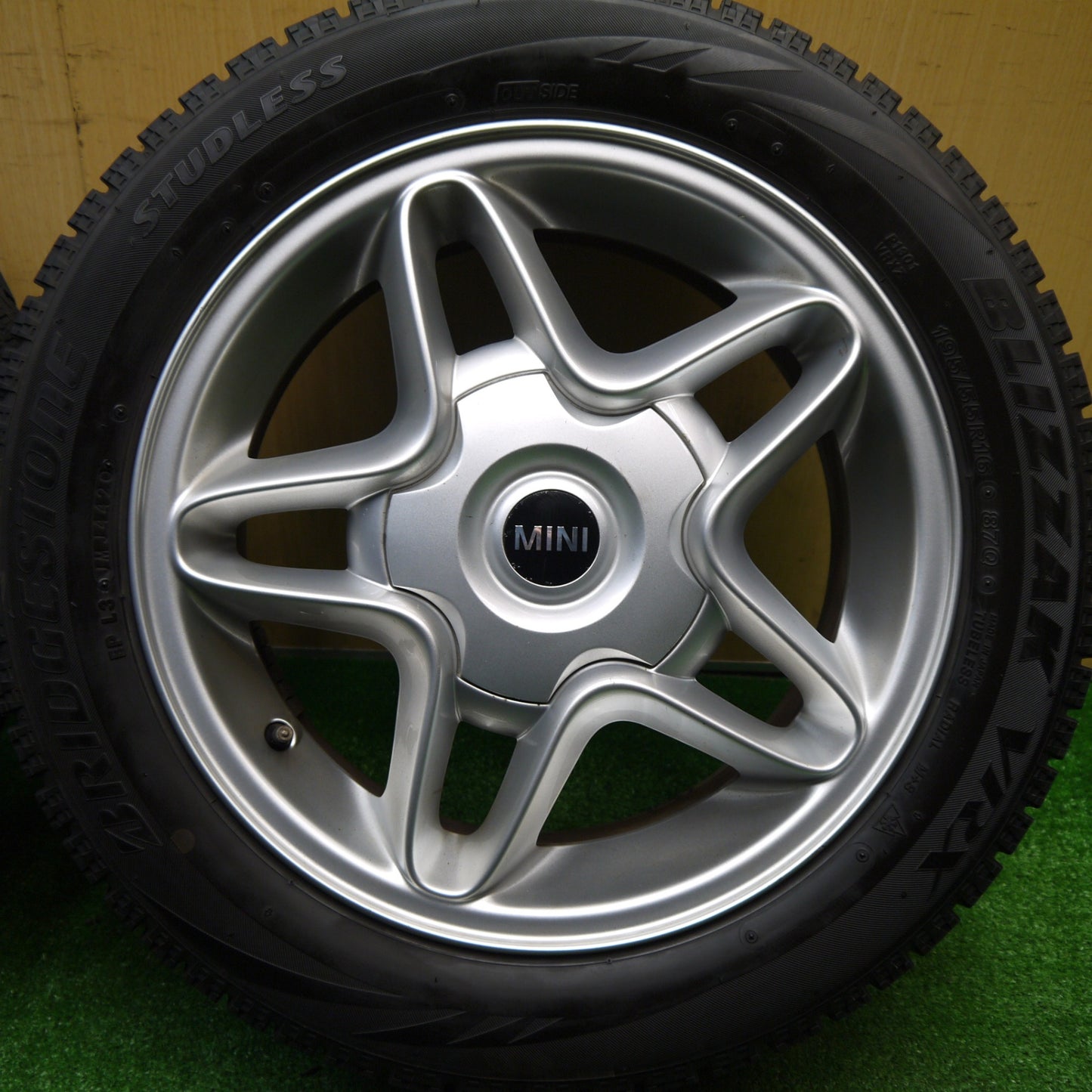 バリ溝！キレイ！8.5分★MINI ミニ クーパー S R55 R56 純正 195/55R16 スタッドレス ブリヂストン ブリザック VRX 16インチ PCD100/4H★5110504Hス