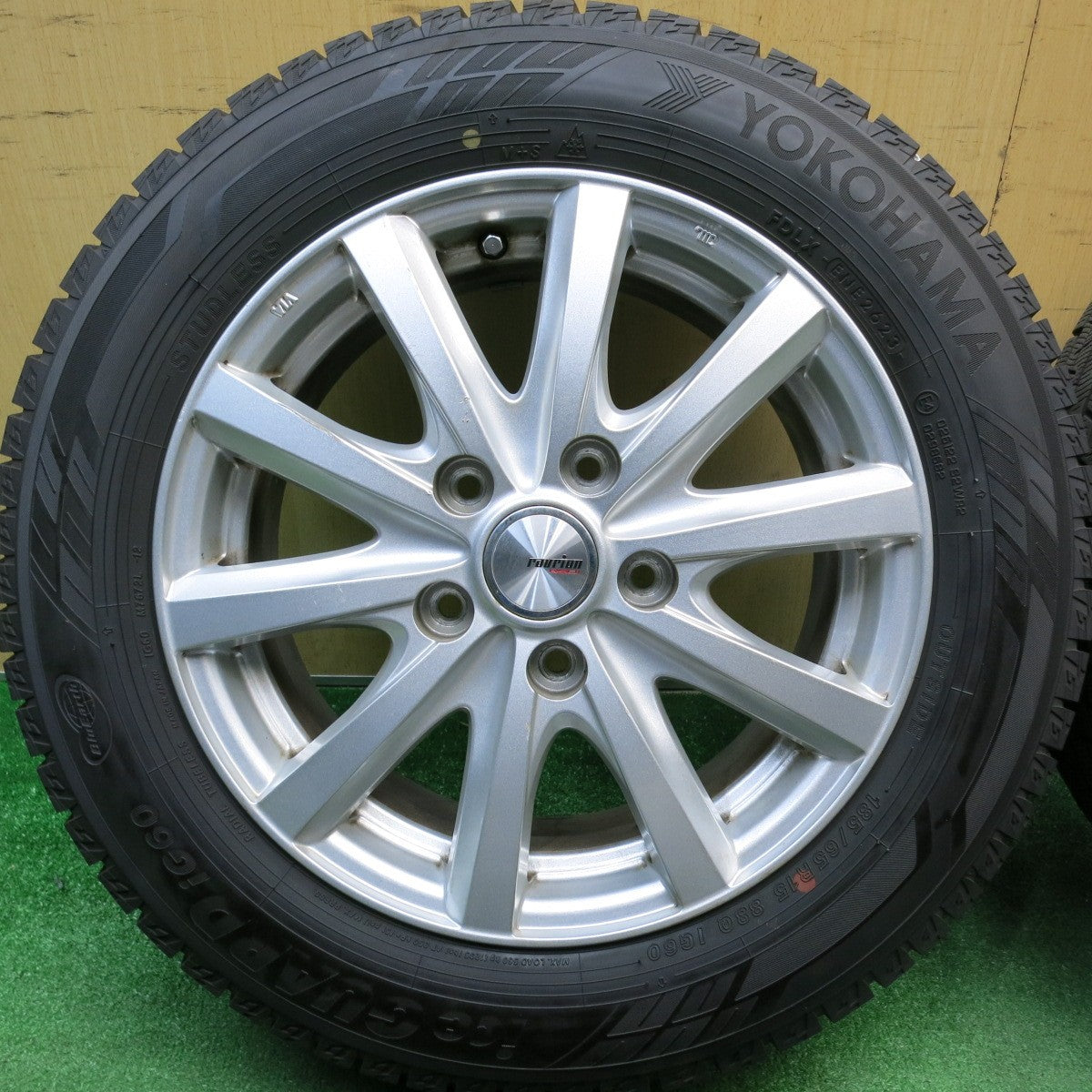 バリ溝！23年！9.5分★スタッドレス 185/65R15 ヨコハマ アイスガード iG60 ravrion RS01 ラブリオン 15インチ PCD114.3/5H★6022809HAス