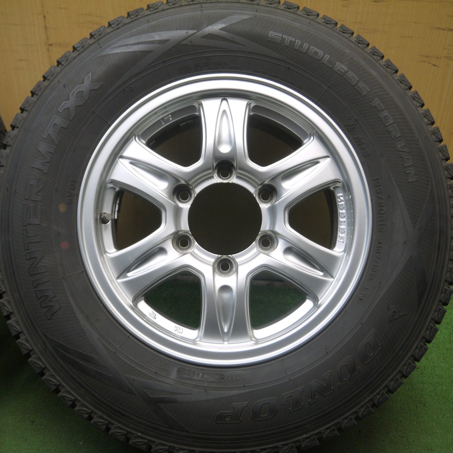 *送料無料* バリ溝！キレイ！9.5分★スタッドレス 195/80R15 ダンロップ ウインターマックス SV01 KEELER weds キーラー 15インチ PCD139.7/6H★4062105Hス