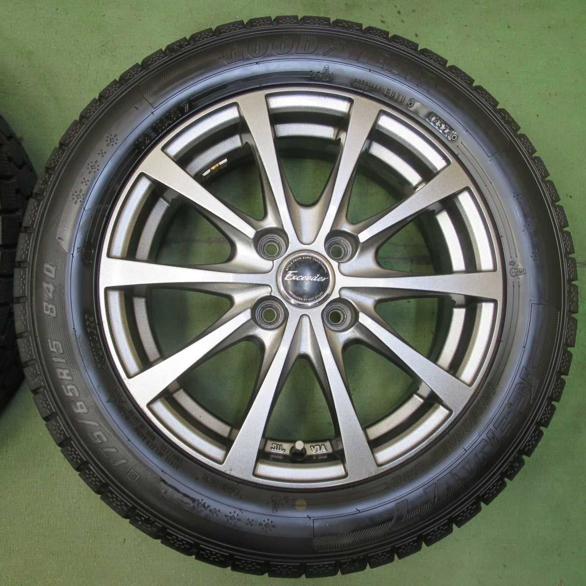 超バリ溝！24年！9.5分以上◎スタッドレス 175/65R15 グッドイヤー アイスナビ7 Exceeder エクシーダー 15インチ PCD100/4H◎6072703イス