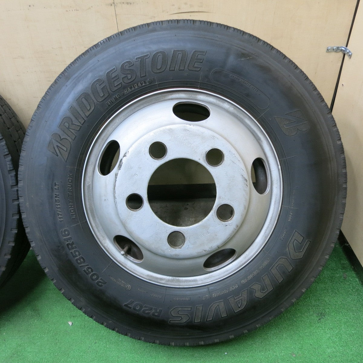 [送料無料] バリ溝！21年！8.5分★トラック タイヤ 205/85R16 117/115N ブリヂストン デュラビス R207 TOPY スチール ホイール 16インチ★4102801ナノ