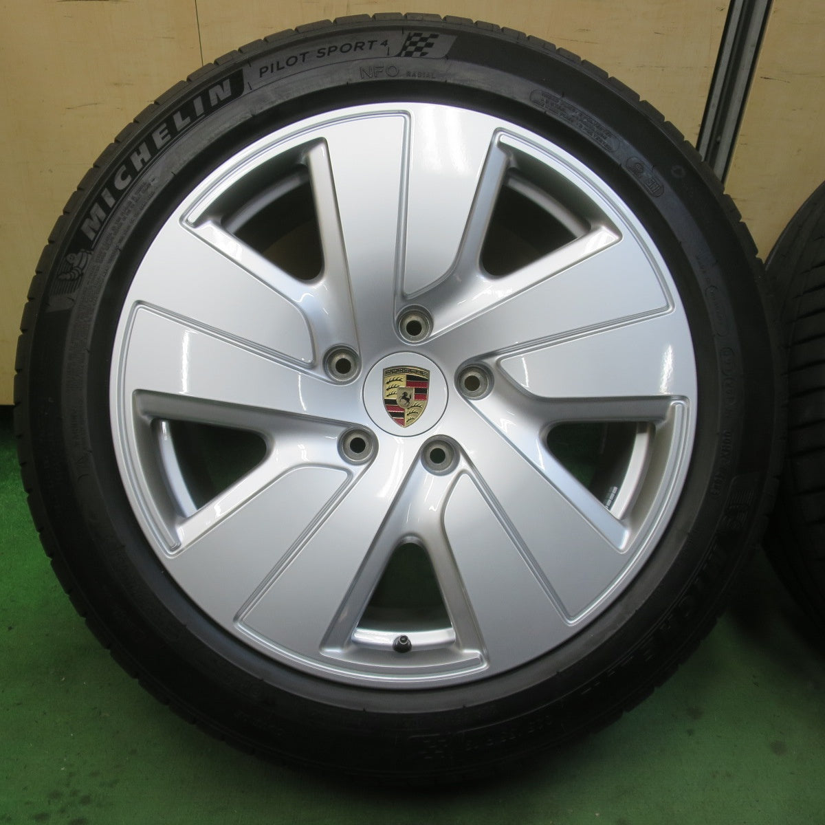 バリ溝！23年！キレイ！9.5分★ポルシェ タイカン 純正 225/55R19 275/45R19 ミシュラン パイロットスポーツ4 19インチ PCD130/5H★6022507イノ