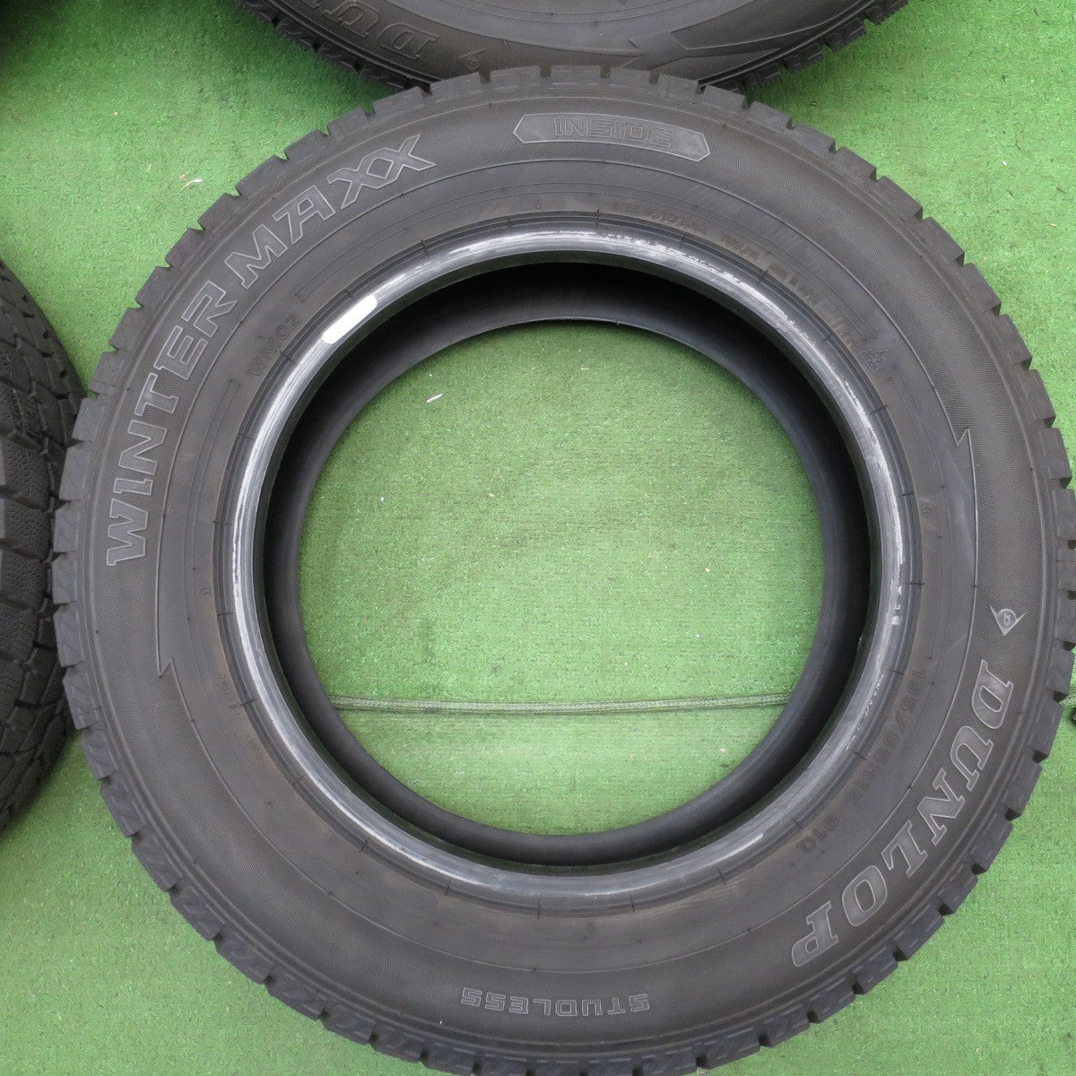 *送料無料* バリ溝！22年！9.5分以上★スタッドレス 195/65R15 ダンロップ ウインターマックス WM02 タイヤ 15インチ プリウス ノア ヴォクシー等★4033003KKスタ