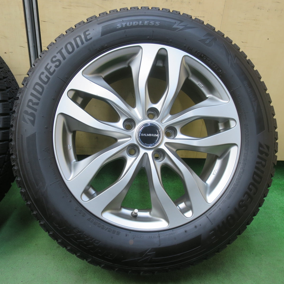 バリ溝！23年！キレイ！9分★スタッドレス 225/60R17 ブリヂストン ブリザック DM-V3 BALMINUM DS-M バルミナ 17インチ PCD114.3/5H★5122215イス