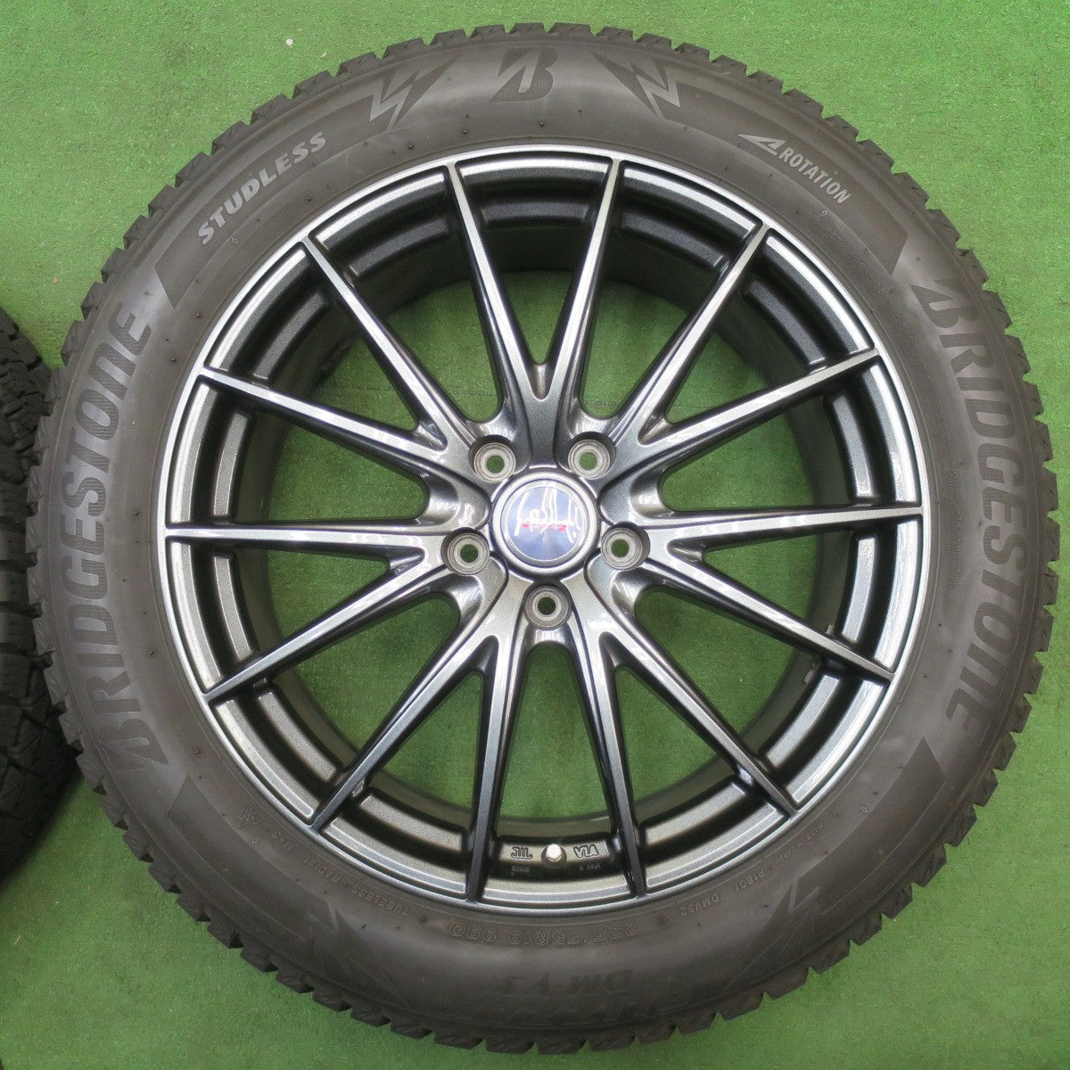バリ溝！キレイ！9.5分★スタッドレス 225/55R19 ブリヂストン ブリザック DM-V3 VELVA SPORTZ ヴェルヴァ 19インチ PCD114.3/5H★6030402NJス