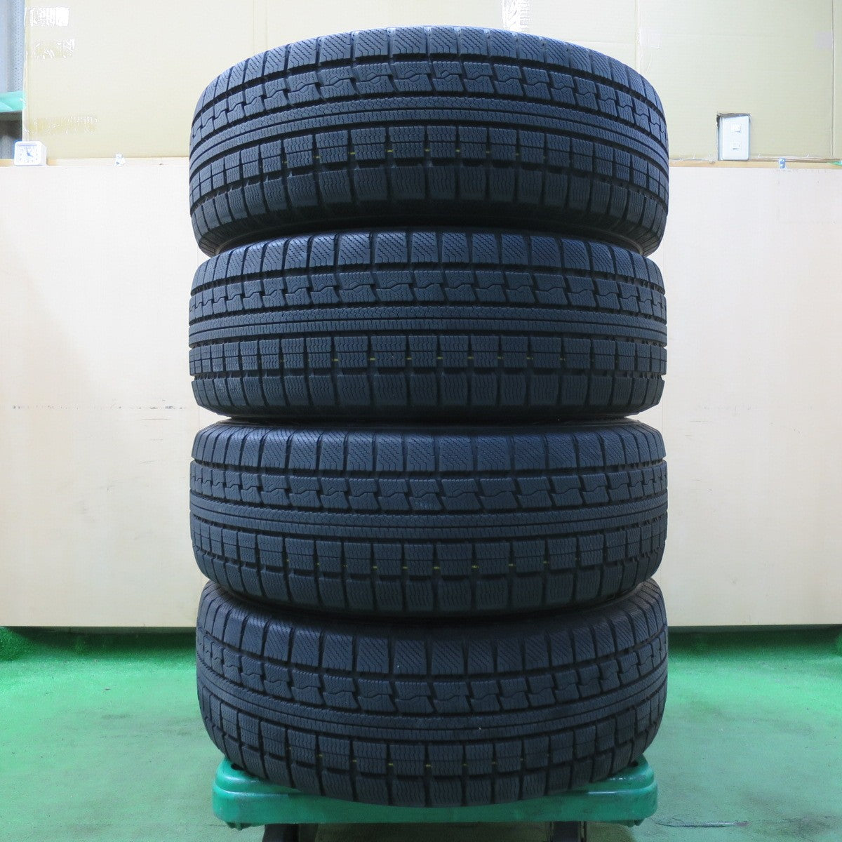 [送料無料] バリ溝！9.5分★スタッドレス 225/55R18 トーヨー ウインター トランパス MK4α Exceeder エクシーダー 18インチ PCD114.3/5H★5012409イス