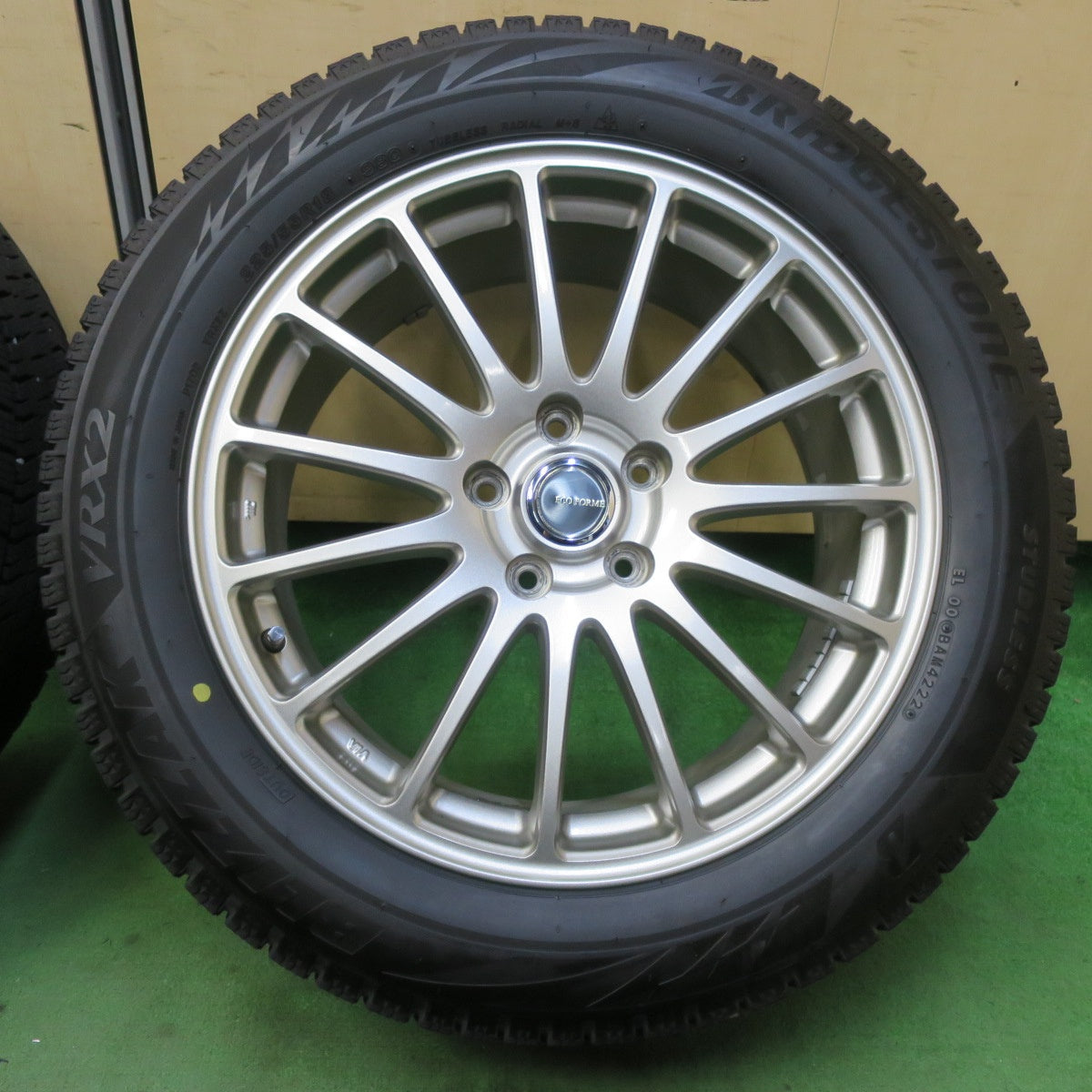 バリ溝！22年！キレイ！8.5分★スタッドレス 225/55R18 ブリヂストン ブリザック VRX2 ECO FORME エコフォルム 18インチ PCD114.3/5H★5063012イス