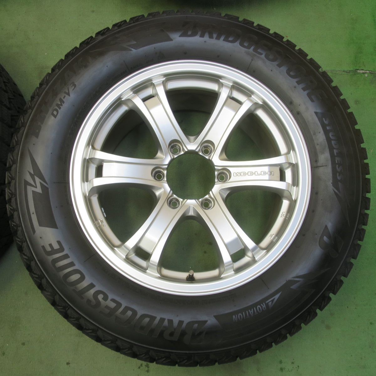 ほぼ未使用！24年！キレイ★KEELER FORCE 265/60R18 スタッドレス ブリヂストン ブリザック DM-V3 キーラー フォース 18インチ PCD139.7/6H★6051909イス