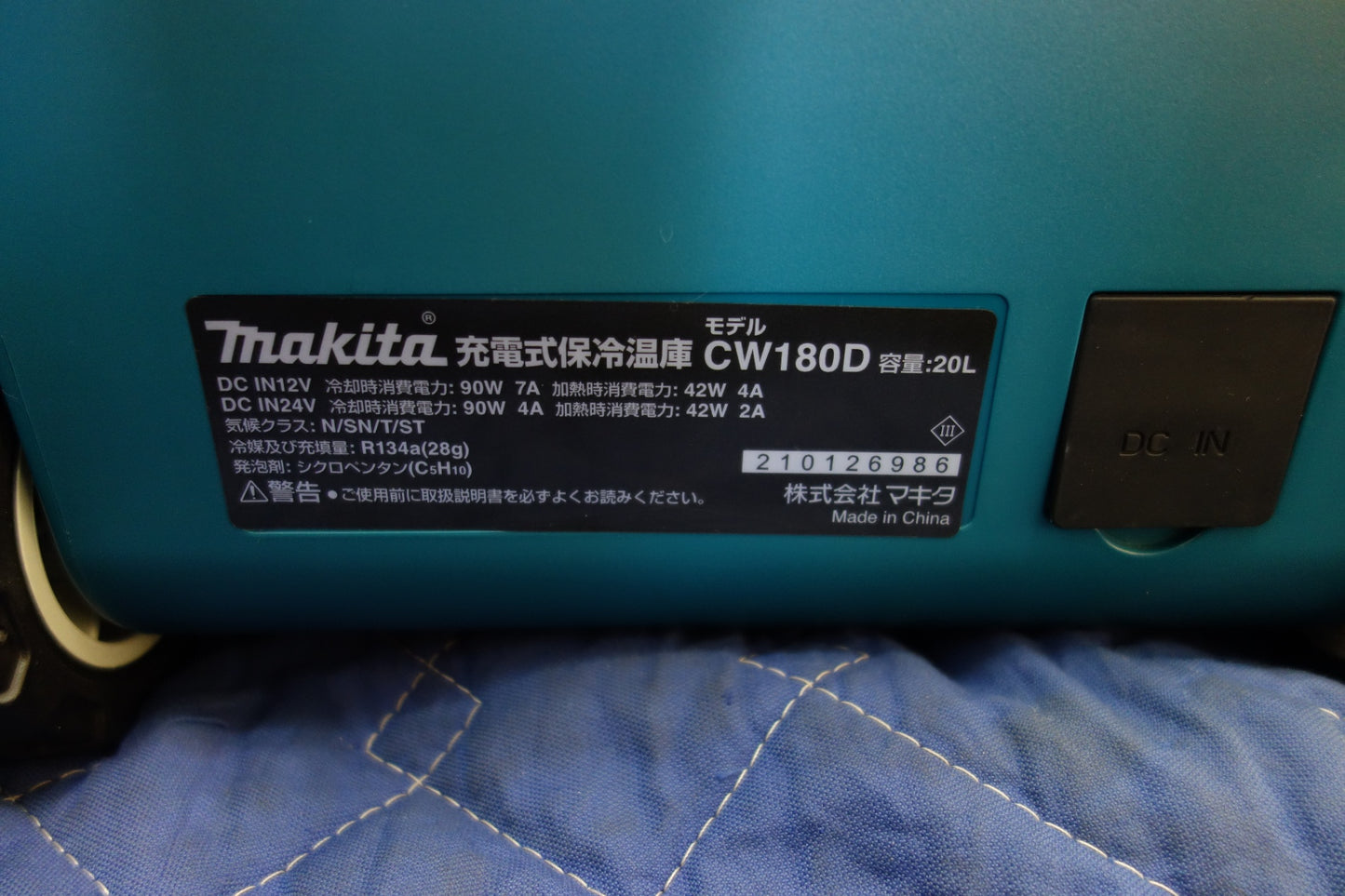 [送料無料] 美品！付属品付き☆マキタ 充電式 保冷温庫 CW180D 容量 20L ポータブル 保冷庫 保温庫 クーラーボックス makita☆