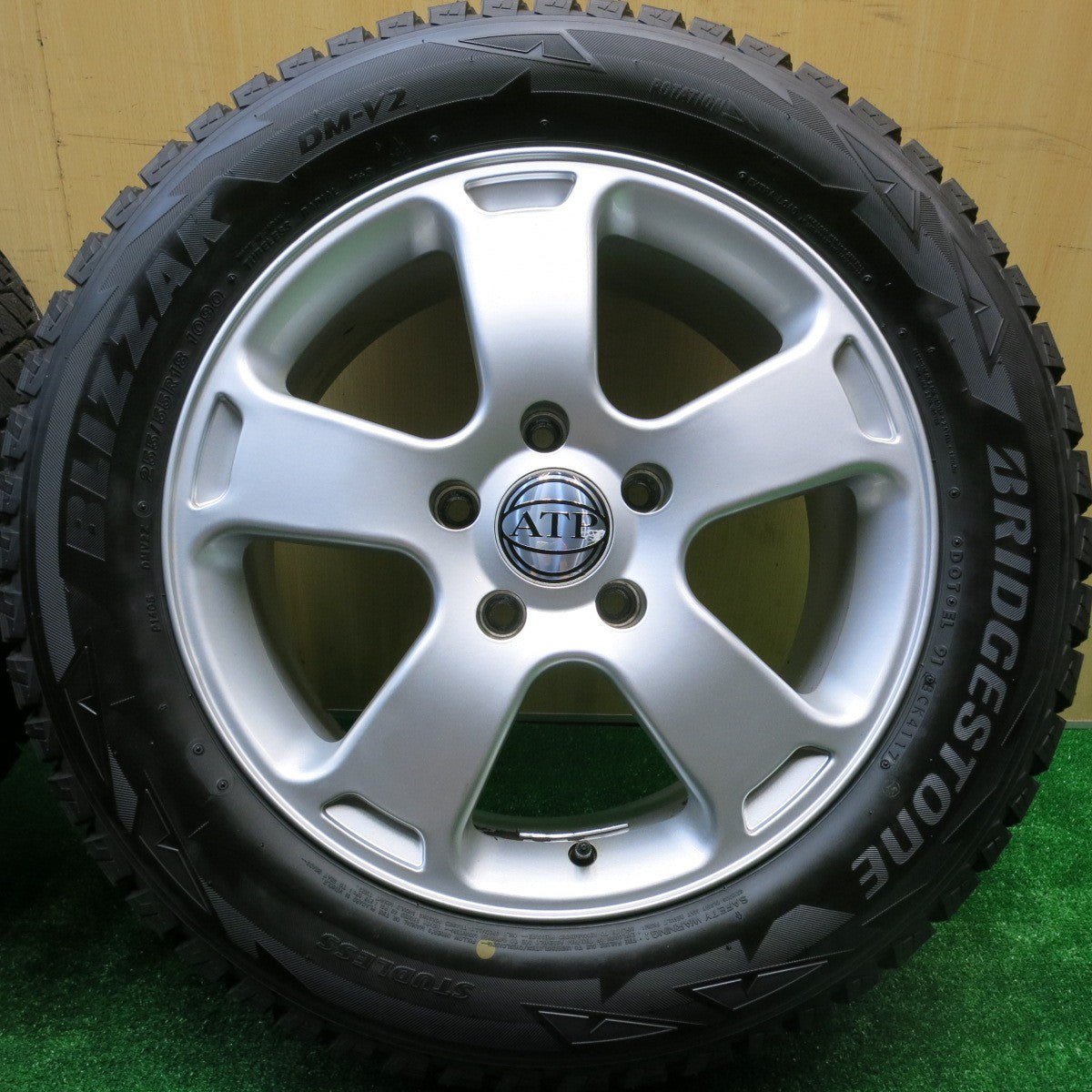 ほぼ未使用！キレイ★VW トゥアレグ ポルシェ カイエン 等 ATP 255/55R18 スタッドレス ブリヂストン ブリザック DM-V2 18インチ PCD130/5H★5101201HAス