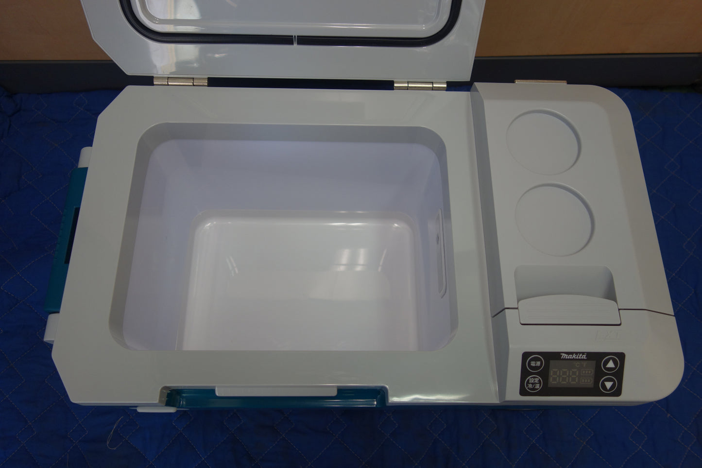 [送料無料] 美品！付属品付き☆マキタ 充電式 保冷温庫 CW180D 容量 20L ポータブル 保冷庫 保温庫 クーラーボックス makita☆