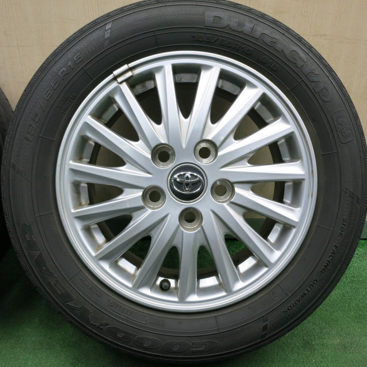 *送料無料* キレイ★トヨタ 80系 ヴォクシー ノア 純正 195/65R15 グッドイヤー DuraGrip 15インチ PCD114.3/5H★4060402HAノ