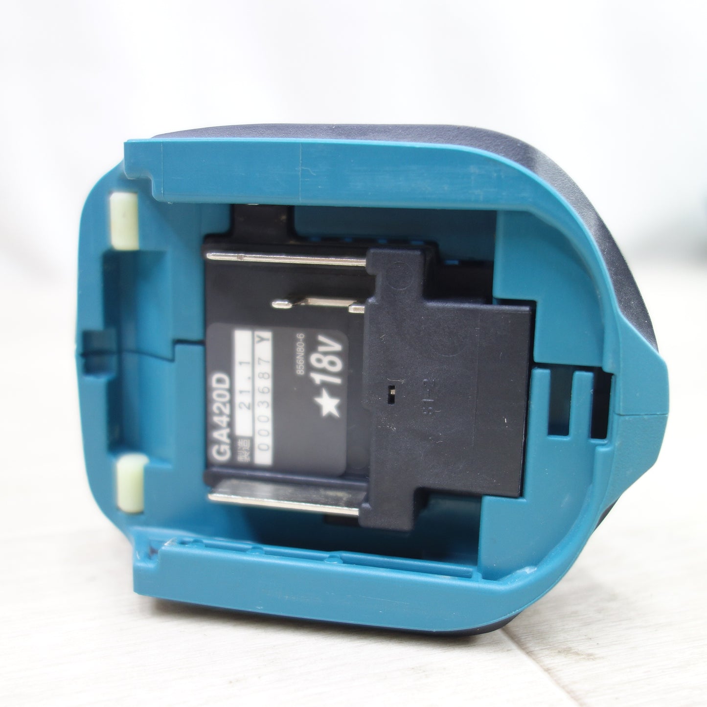 [送料無料] ◆マキタ 100mm 充電式 ディスクグラインダ GA420D 18V 替刃付き 電動 工具 研磨機 コードレス makita◆