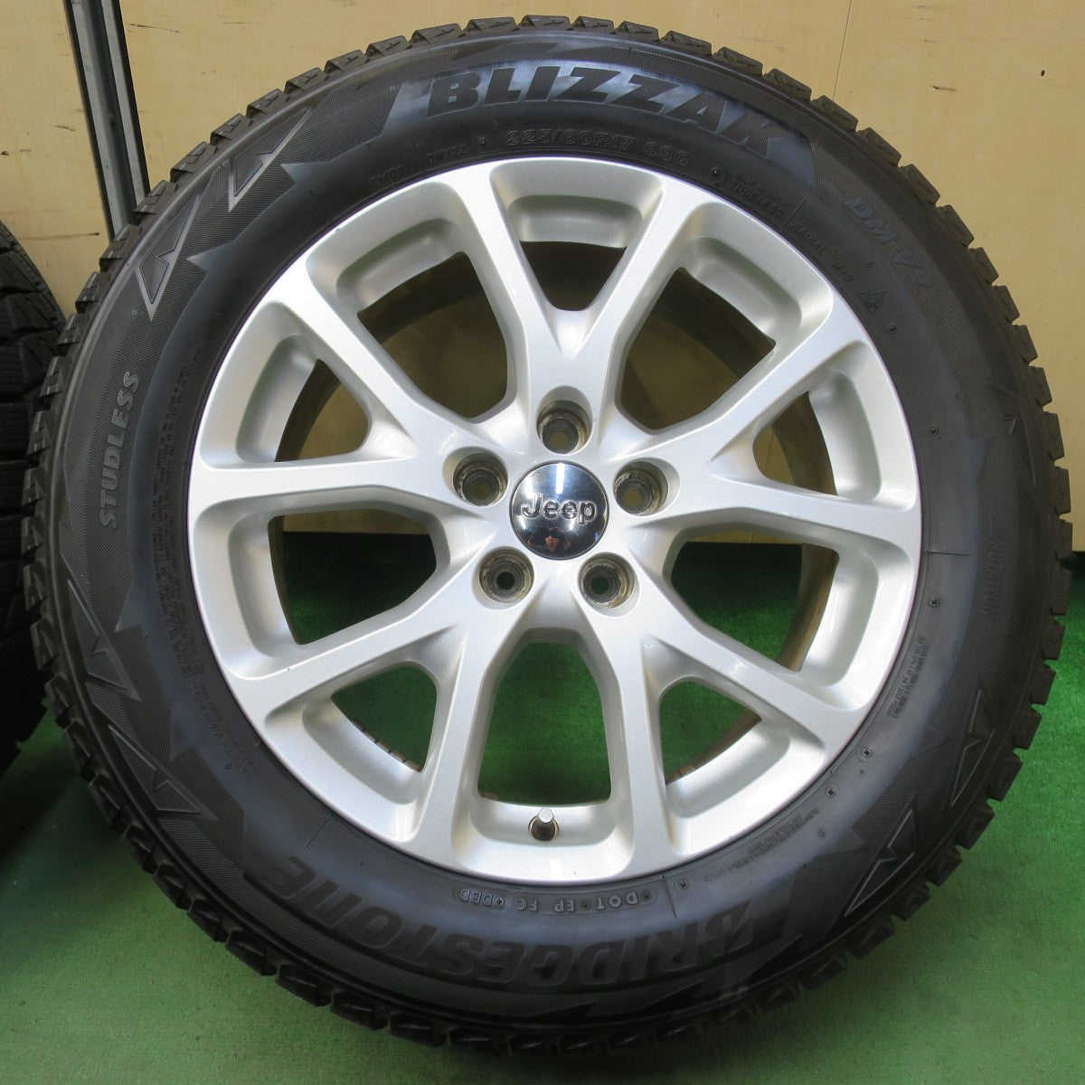 バリ溝！キレイ！8.5分★JEEP ジープ KL チェロキー 純正 225/60R17 スタッドレス ブリヂストン ブリザック DM-V2 17インチ PCD110/5H★5110707イス
