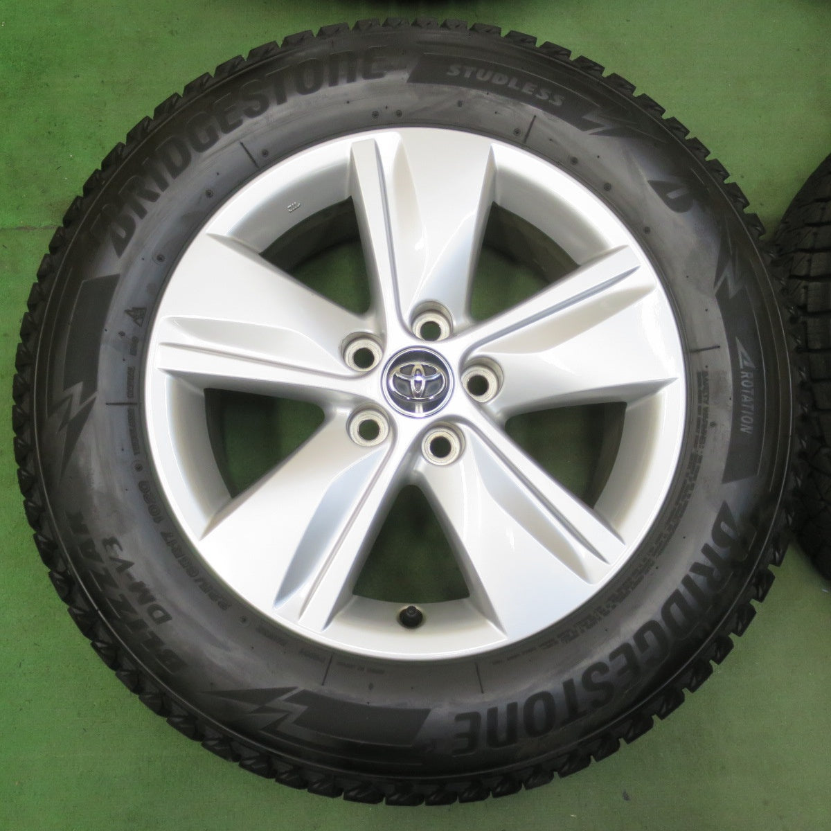 バリ溝！22年！キレイ！9.5分★トヨタ 60系 ハリアー 純正 225/65R17 スタッドレス ブリヂストン ブリザック DM-V3 17インチ PCD114.3/5H★5103018イス